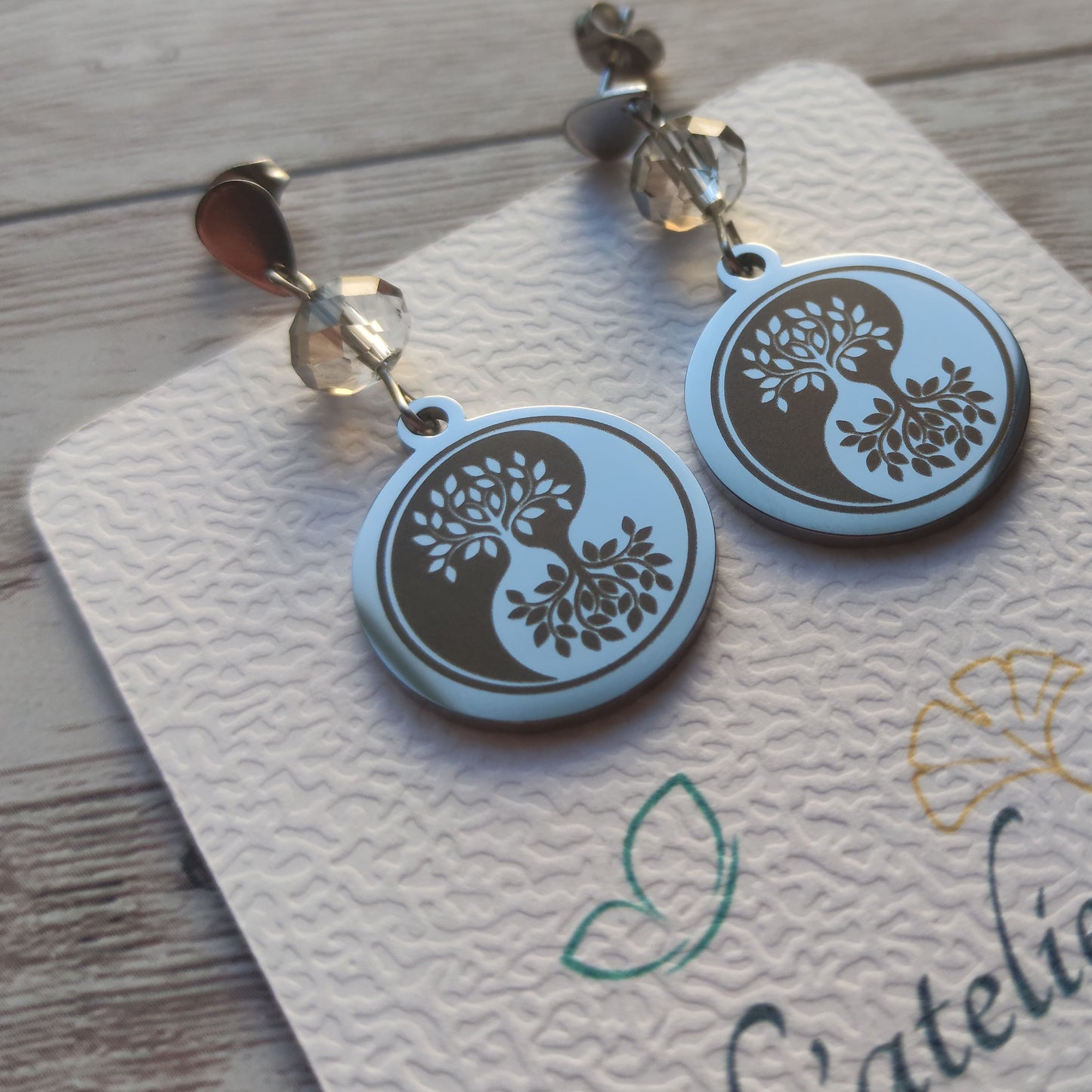 Boucles d'oreilles pendantes en acier inoxydable avec cristal à facettes et médaillon gravé Arbre de Vie Yin Yang.