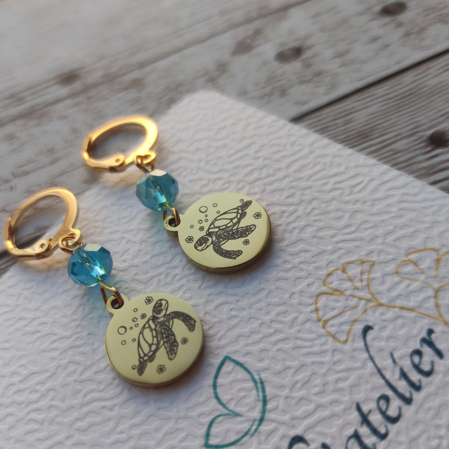 Boucles d'oreilles tortue acier inoxydable avec cristal et gravure laser L'Atelier VanessaCréa