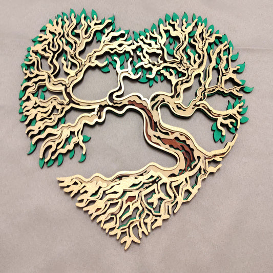 Arbre de Vie en bois en forme de cœur, décoration murale symbolique présentée sur un support en bois.