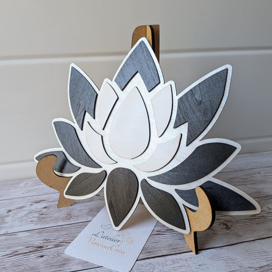 Fleur de lotus en bois tricolore posée sur un chevalet