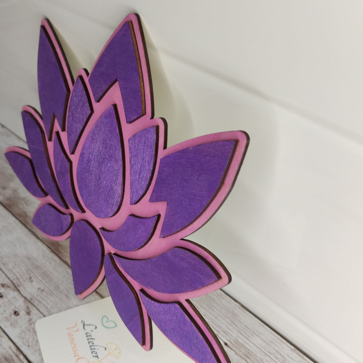 Vue de profil de la décoration lotus en bois violet et rose