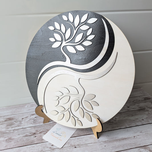 Décoration zen ronde Yin et Yang Arbre de Vie en bois, finition argentée, posée sur un support en bois.