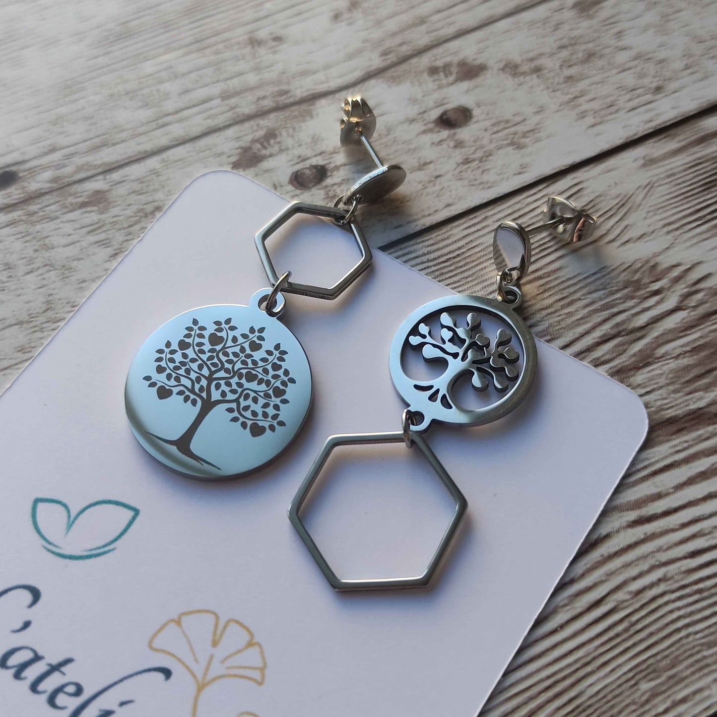 Paire de boucles d'oreilles asymétriques Arbre de Vie coeur en acier inoxydable, une boucle gravée et une boucle ajourée