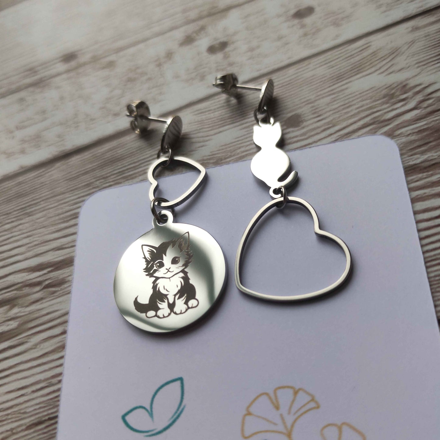 Boucles d'oreilles asymétriques chat gravé en acier inoxydable fini miroir