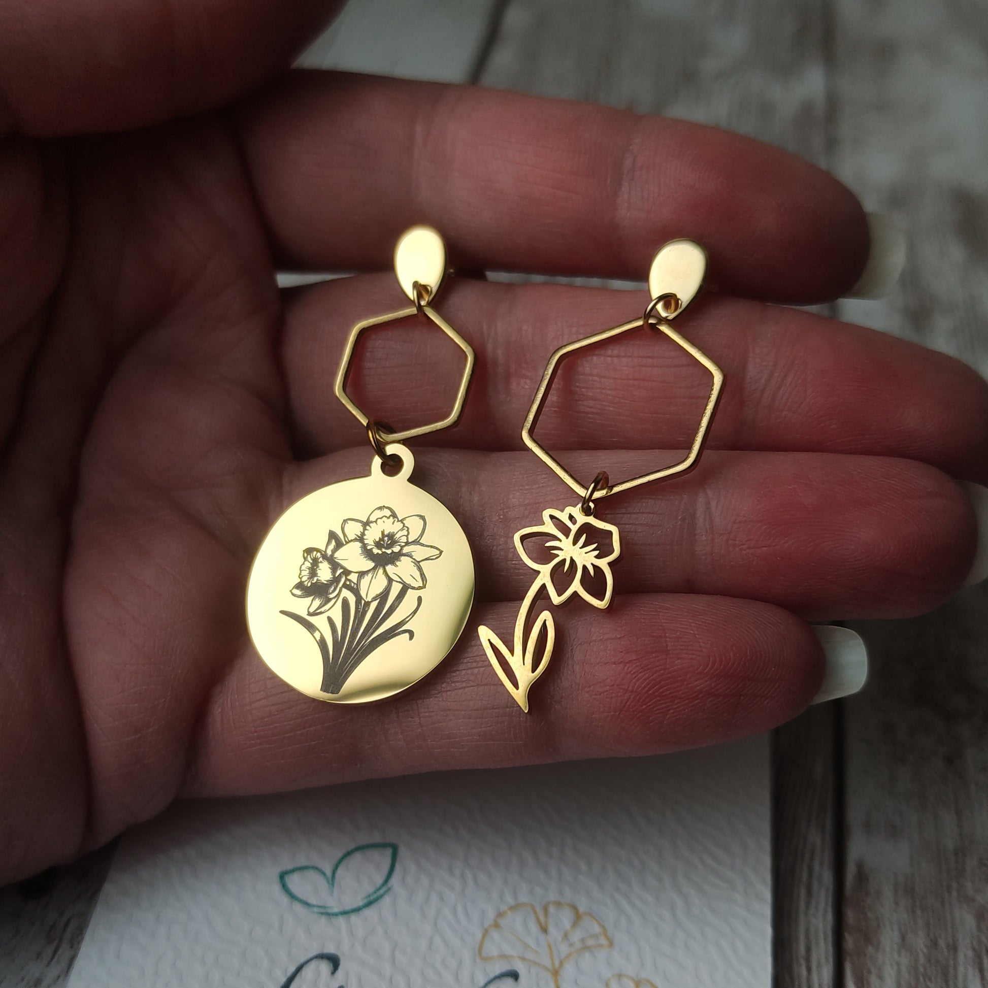 Boucles d'Oreilles Asymétriques "Jonquilles" Gravées L'Atelier VanessaCréa