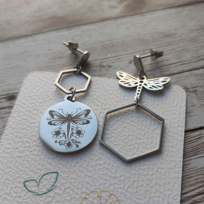 Boucles d'oreilles asymétriques Libellule 2 en acier inoxydable, une boucle gravée avec fleurs et une boucle ajourée, bijou artisanal effet miroir.