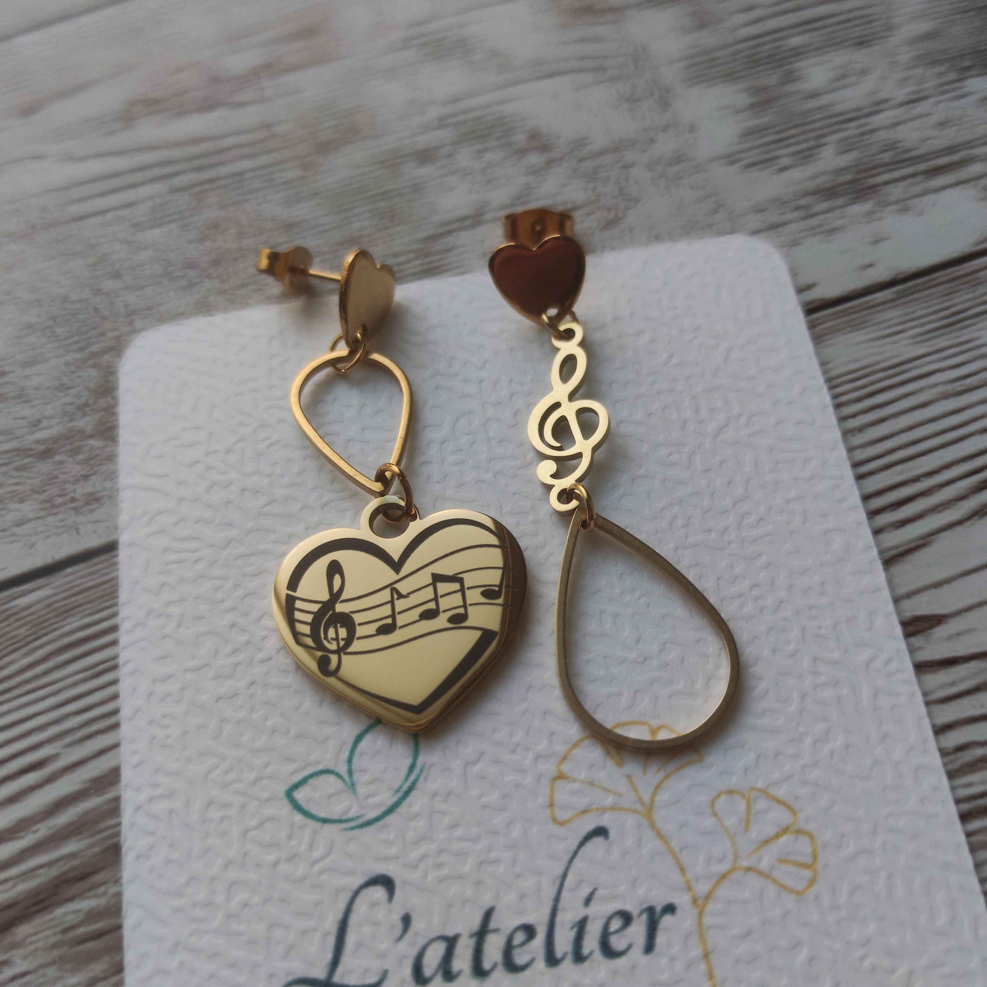 Boucles d'oreilles asymétriques partition musique et cœur en acier inoxydable.