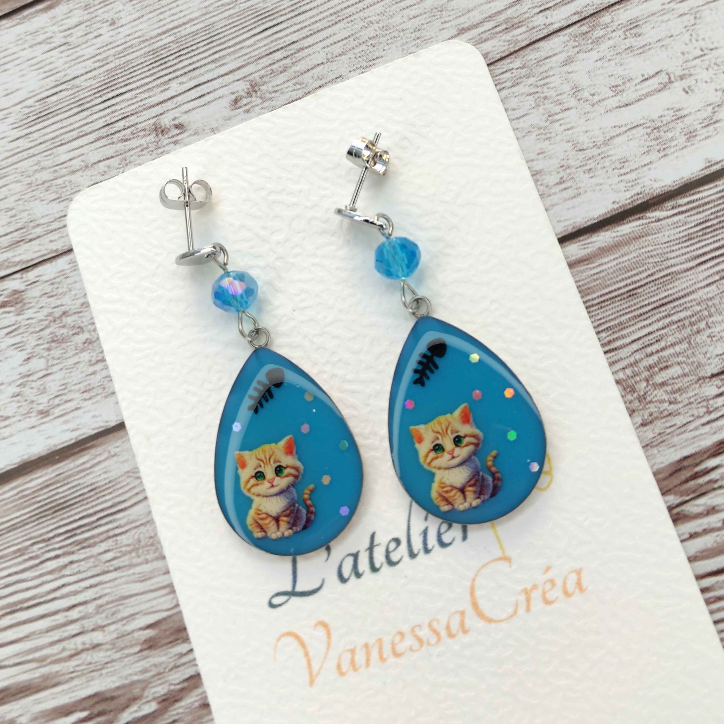 Boucles d'oreilles Chat Bleu Ciel et Cristaux - Acier Inoxydable L'Atelier VanessaCréa