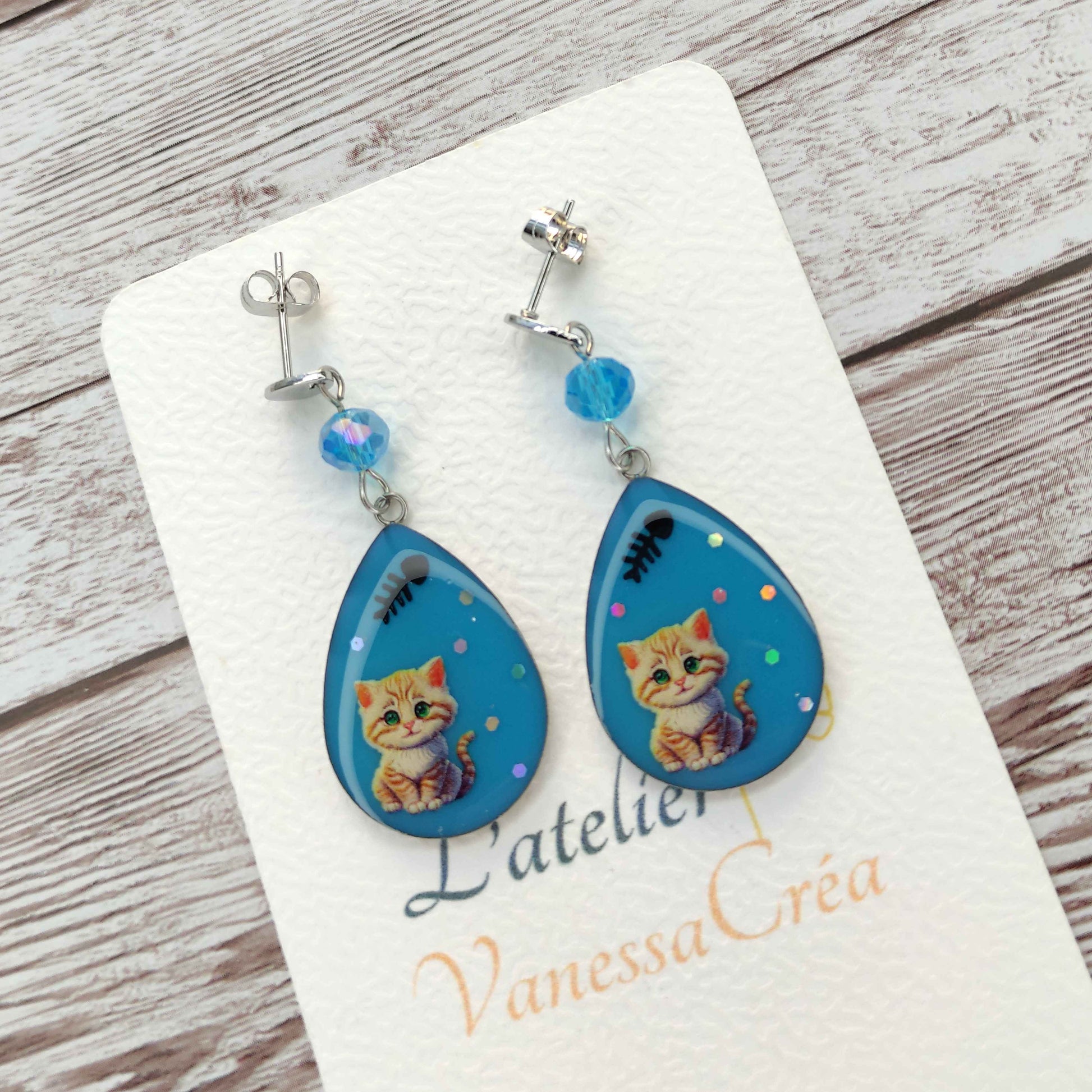 Boucles d'oreilles Chat Bleu Ciel et Cristaux - Acier Inoxydable L'Atelier VanessaCréa