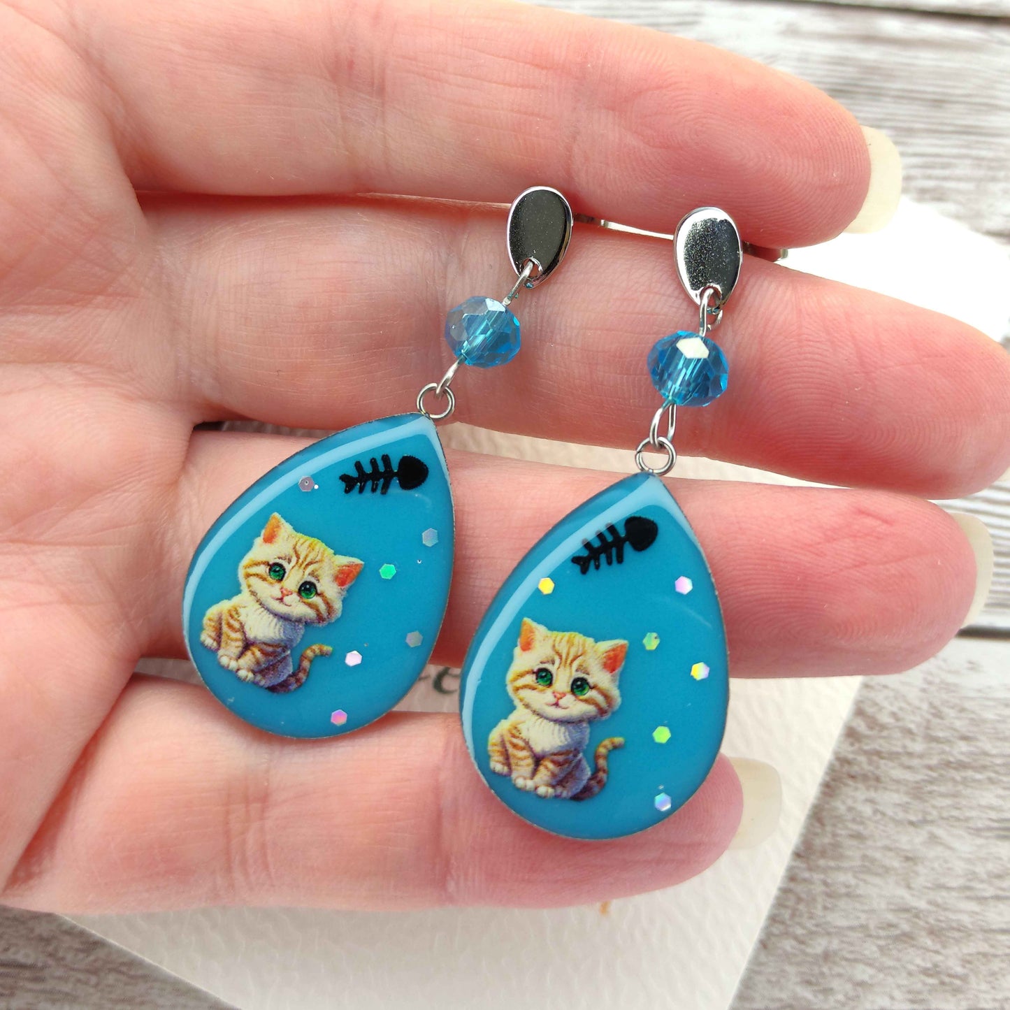 Boucles d'oreilles Chat Bleu Ciel et Cristaux - Acier Inoxydable L'Atelier VanessaCréa