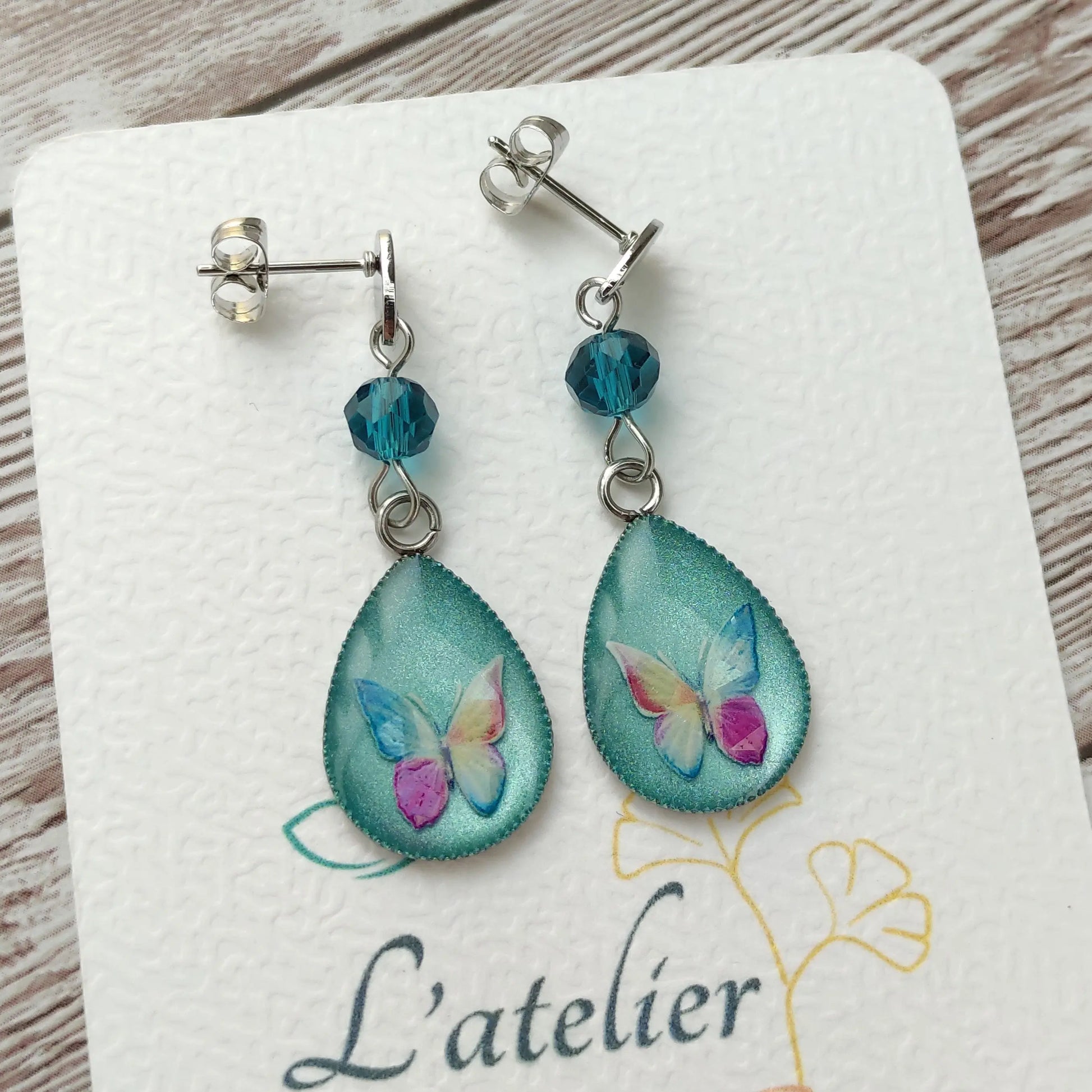 Boucles d'oreilles goutte papillon vert pastel en résine nacrée et acier inoxydable argenté