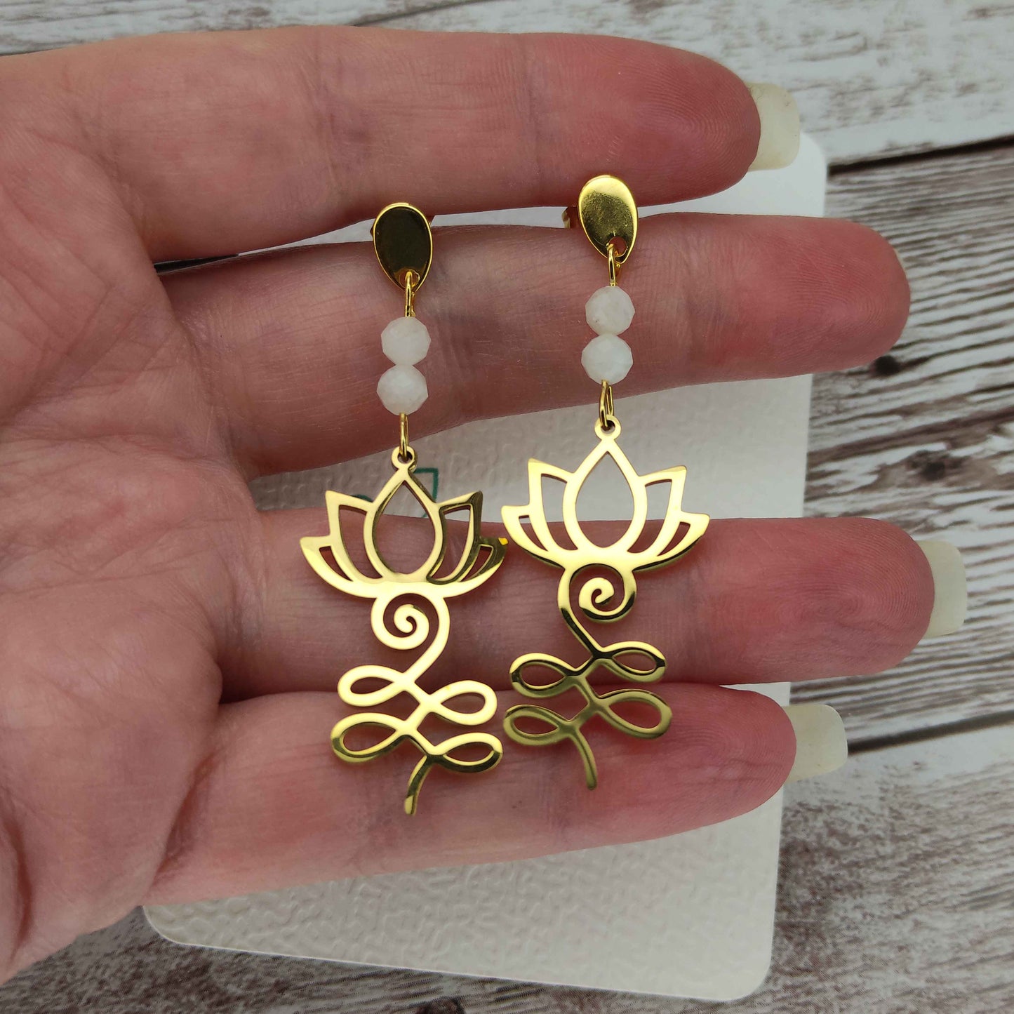 Boucles d'oreilles Lotus pierre de lune L'Atelier VanessaCréa