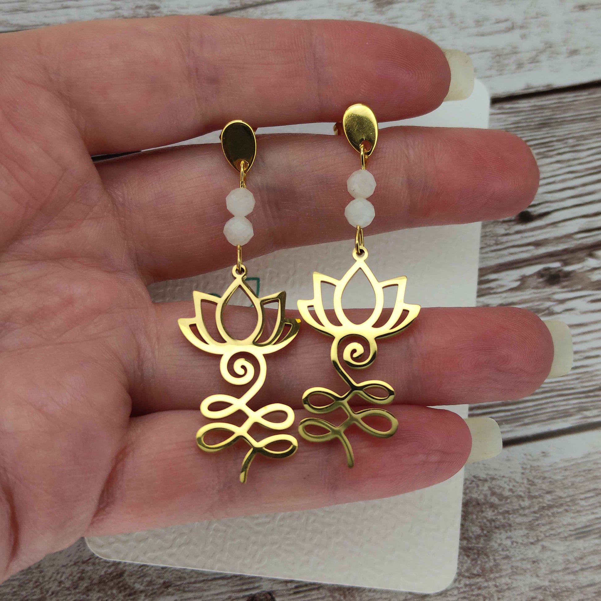 Boucles d'oreilles Lotus pierre de lune L'Atelier VanessaCréa