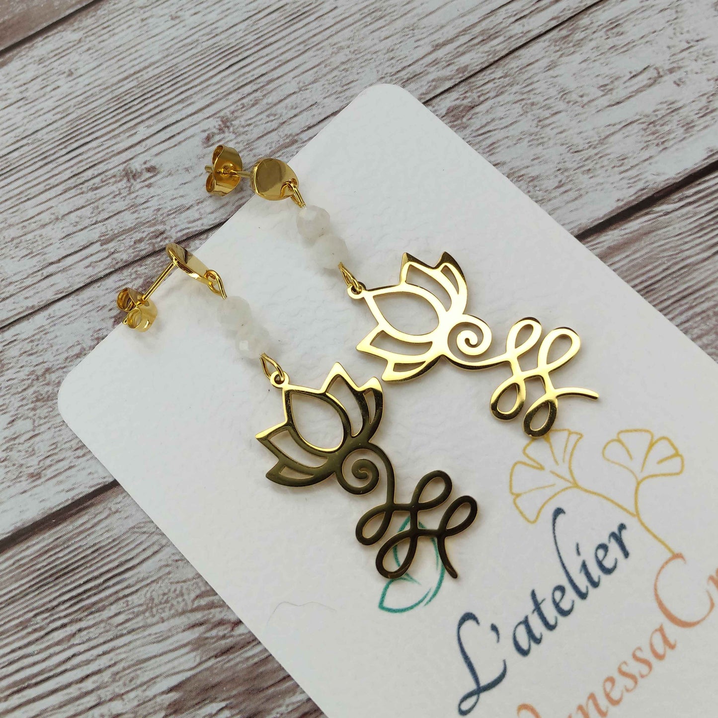 Boucles d'oreilles Lotus pierre de lune L'Atelier VanessaCréa