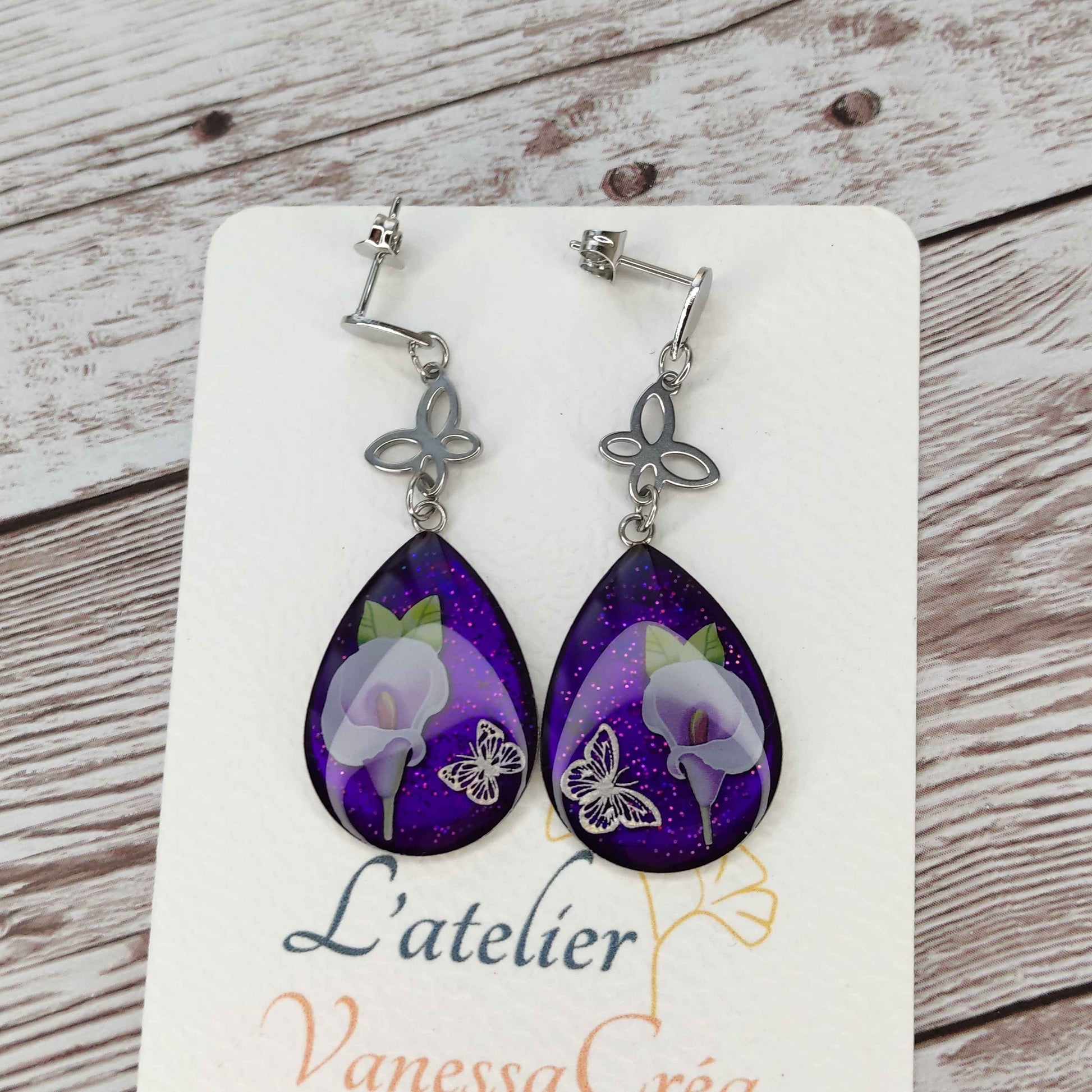 Éclat de Nature : Boucles d’Oreilles Arum & Papillon Argenté L'Atelier VanessaCréa