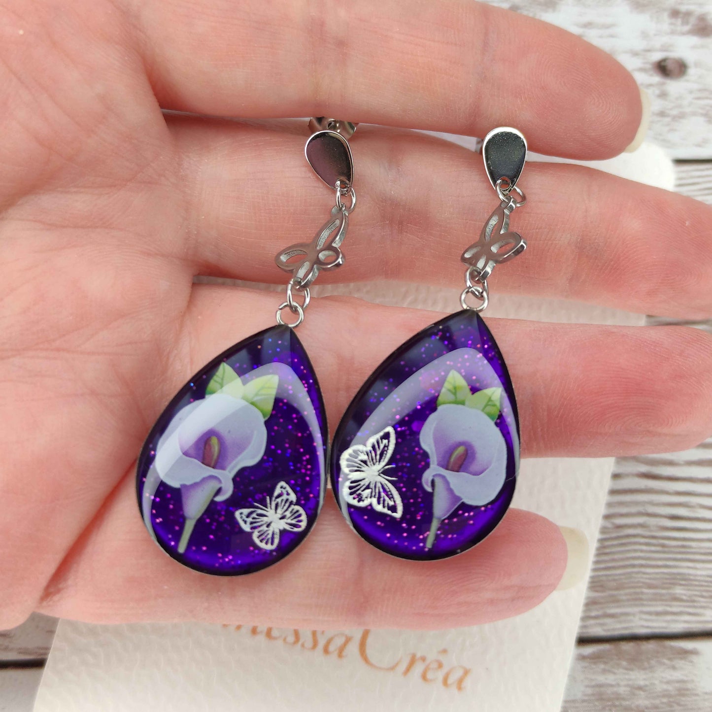 Éclat de Nature : Boucles d’Oreilles Arum & Papillon Argenté L'Atelier VanessaCréa