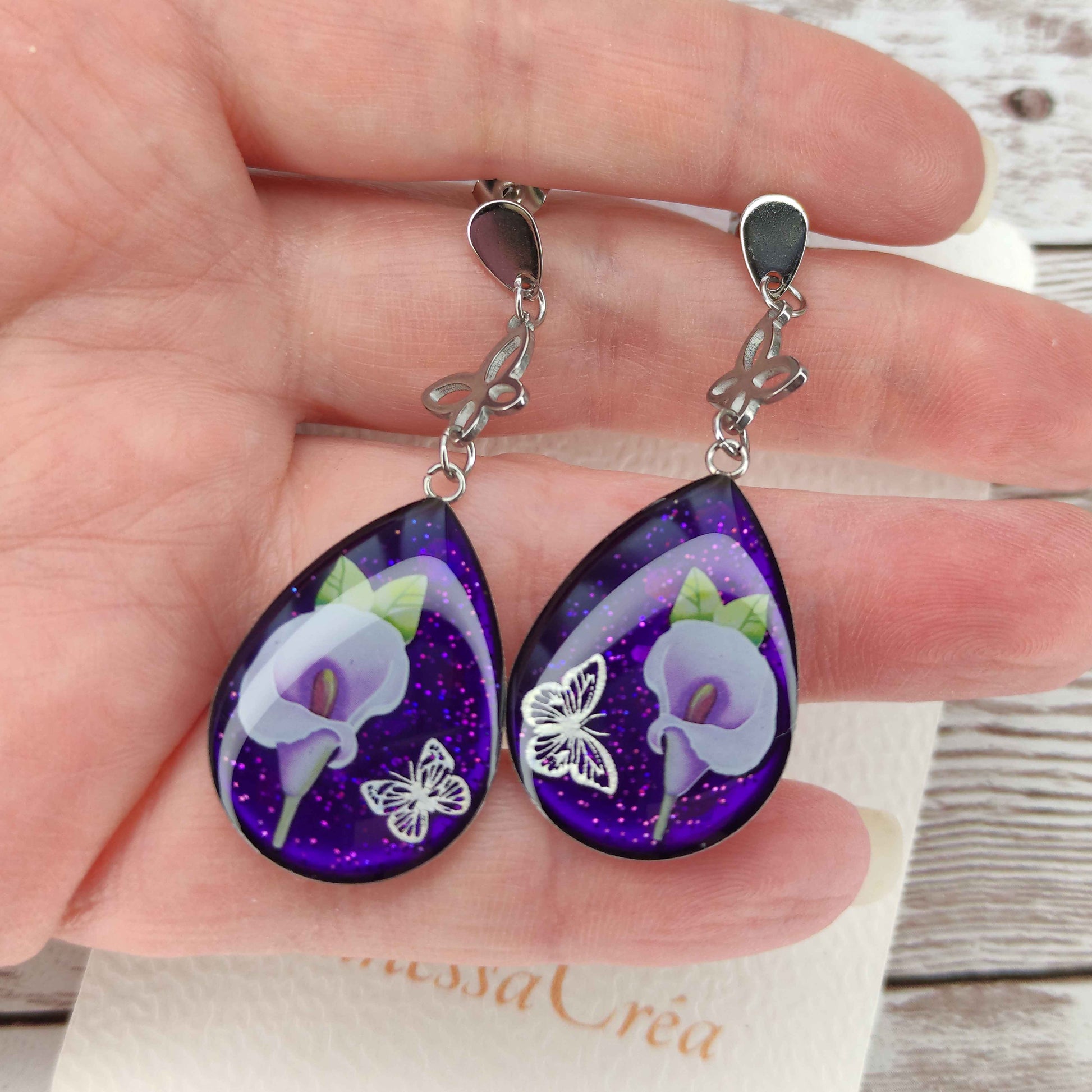 Éclat de Nature : Boucles d’Oreilles Arum & Papillon Argenté L'Atelier VanessaCréa