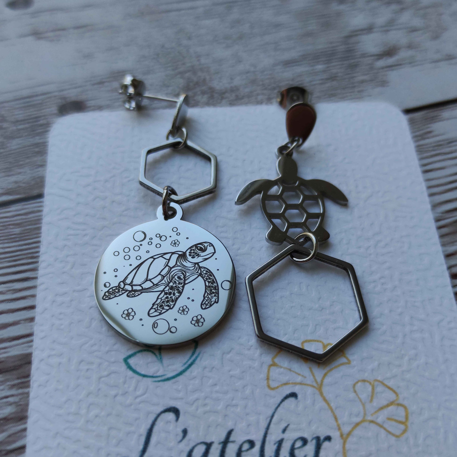 Boucles d'oreilles asymétriques tortue en acier inoxydable, une boucle gravée au laser et une boucle ajourée, style marin.