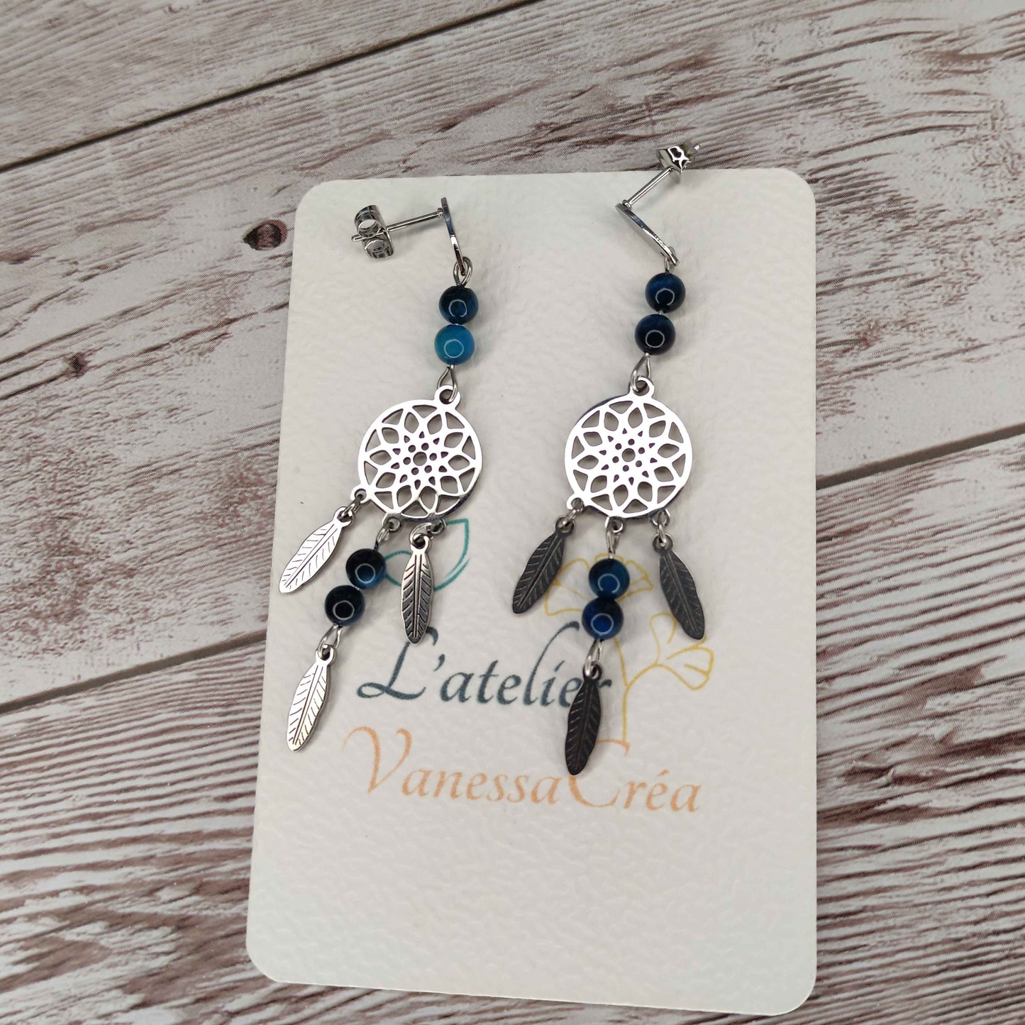 Boucles d'oreilles pendantes style bohème avec plumes et pierres bleues œil de faucon, longueur 6,7cm.