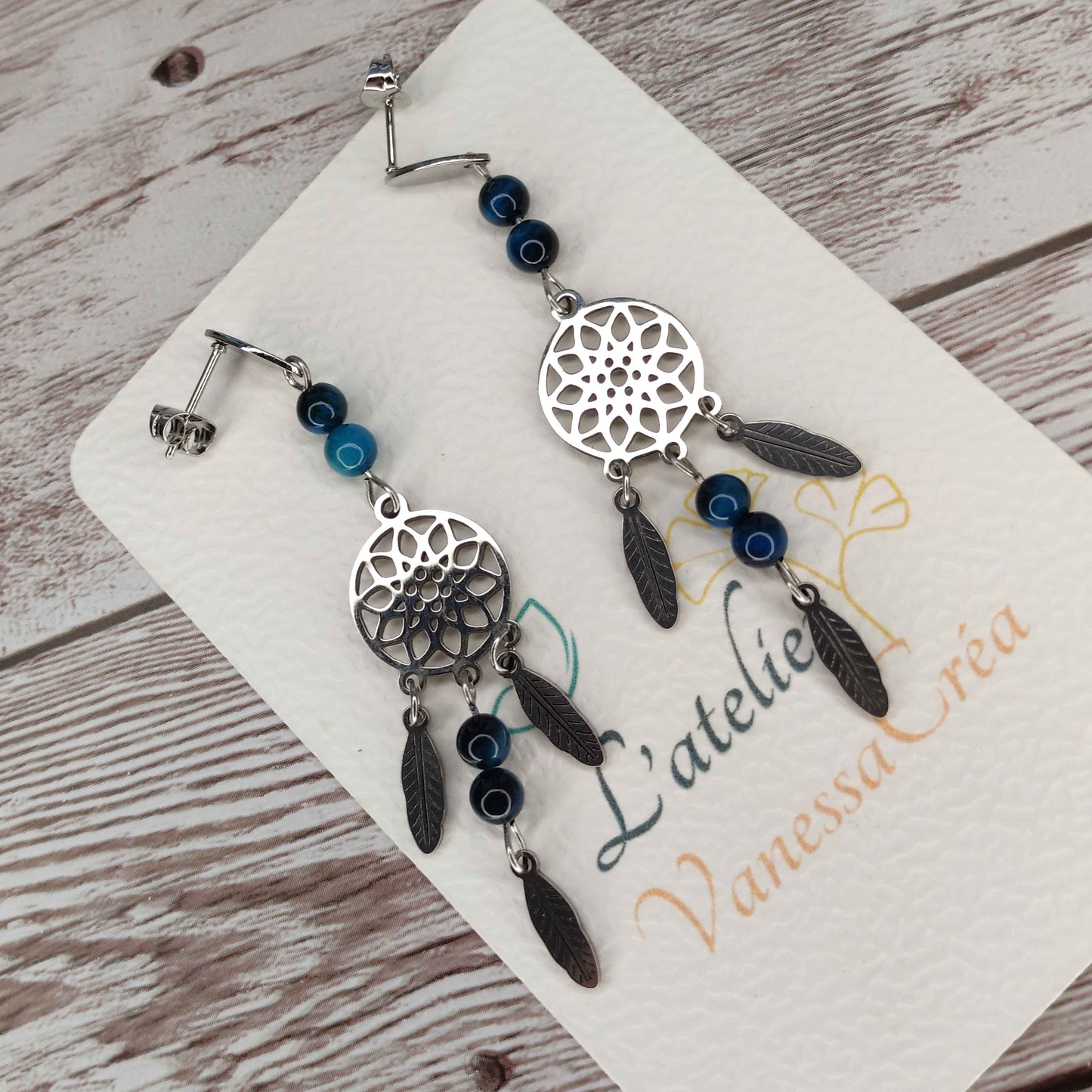 Détail perle 4mm pierre naturelle œil de faucon sur boucle d'oreille attrape-rêve en acier inoxydable.