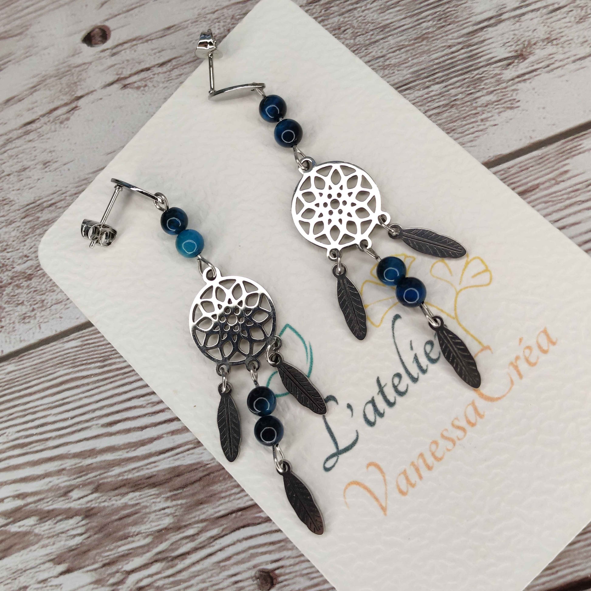 Détail perle 4mm pierre naturelle œil de faucon sur boucle d'oreille attrape-rêve en acier inoxydable.