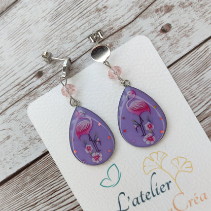 Boucles d'oreilles gouttes flamant rose en résine violet pastel et acier inoxydable argenté.