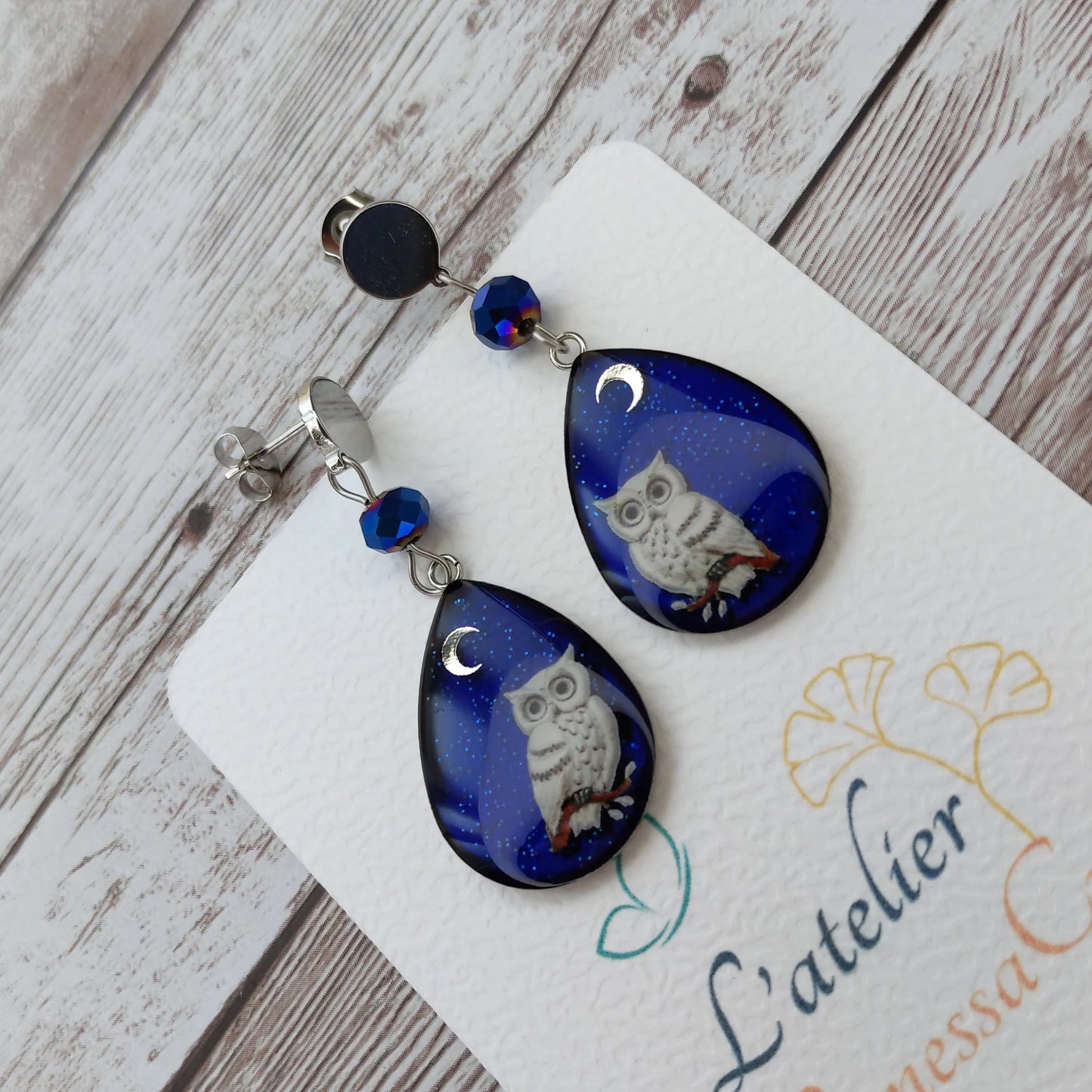 Boucles d'oreilles en forme de goutte en résine bleu nuit scintillant avec motif de hibou blanc et lune