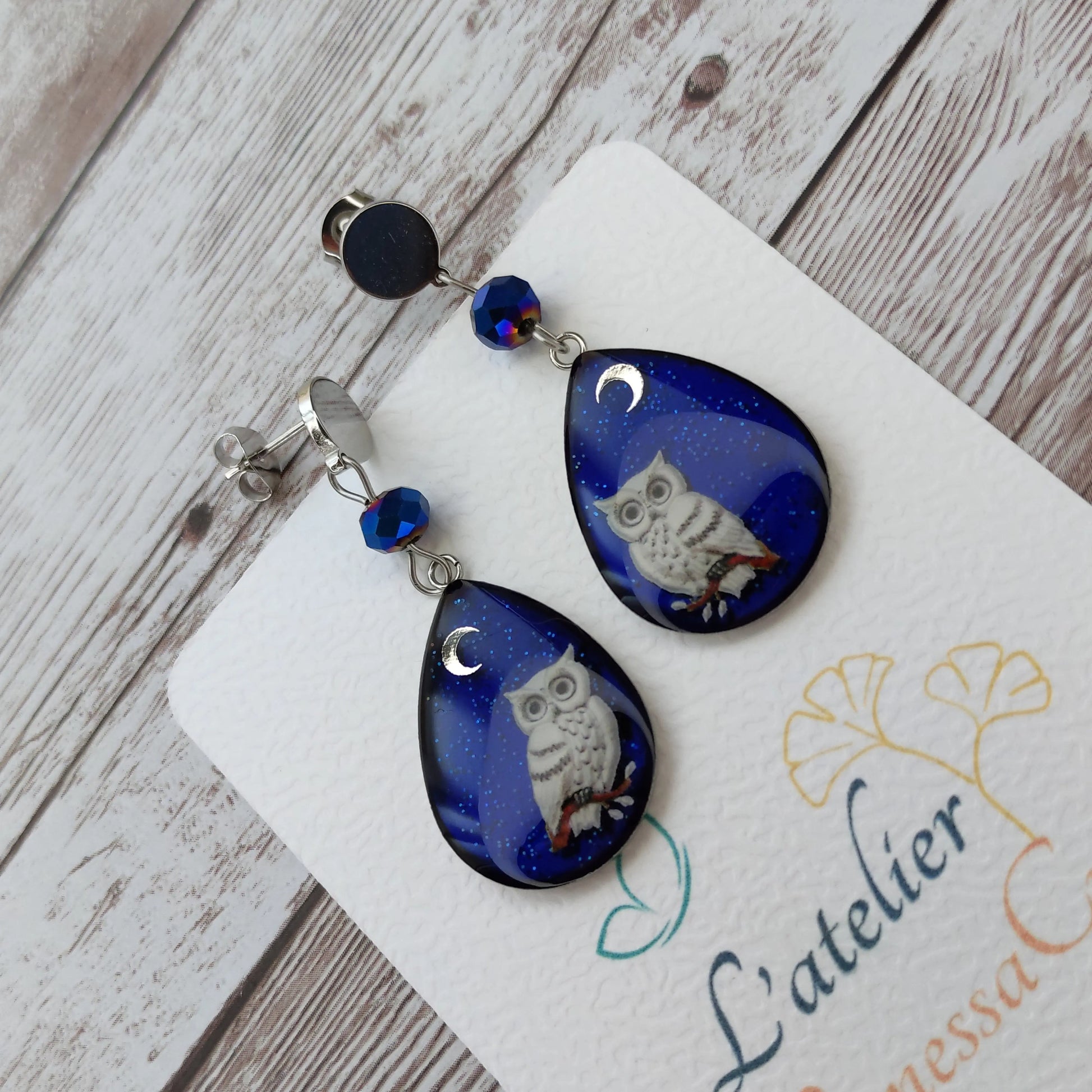 Boucles d'oreilles en forme de goutte en résine bleu nuit scintillant avec motif de hibou blanc et lune