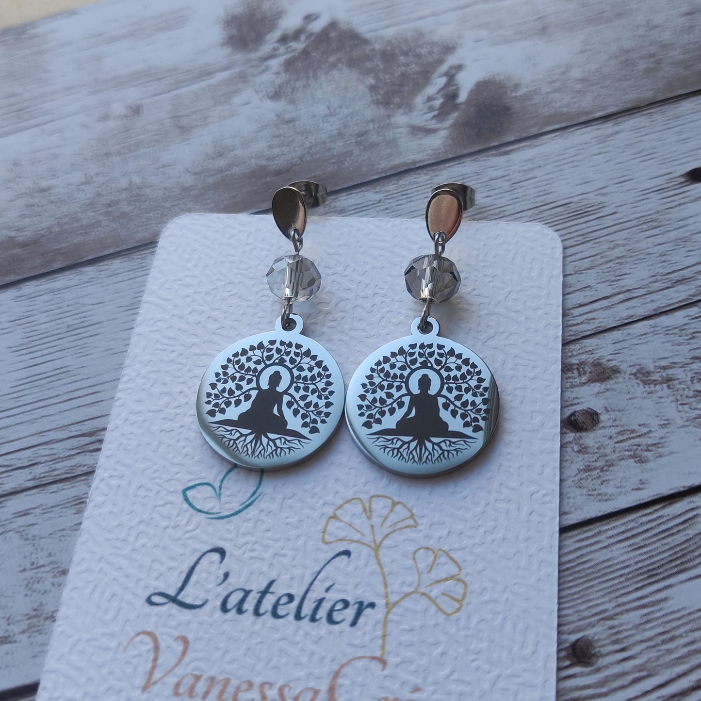 Boucles d'oreilles pendantes Arbre de Vie avec gravure Bouddha, cristal à facettes et acier inoxydable poli miroir.