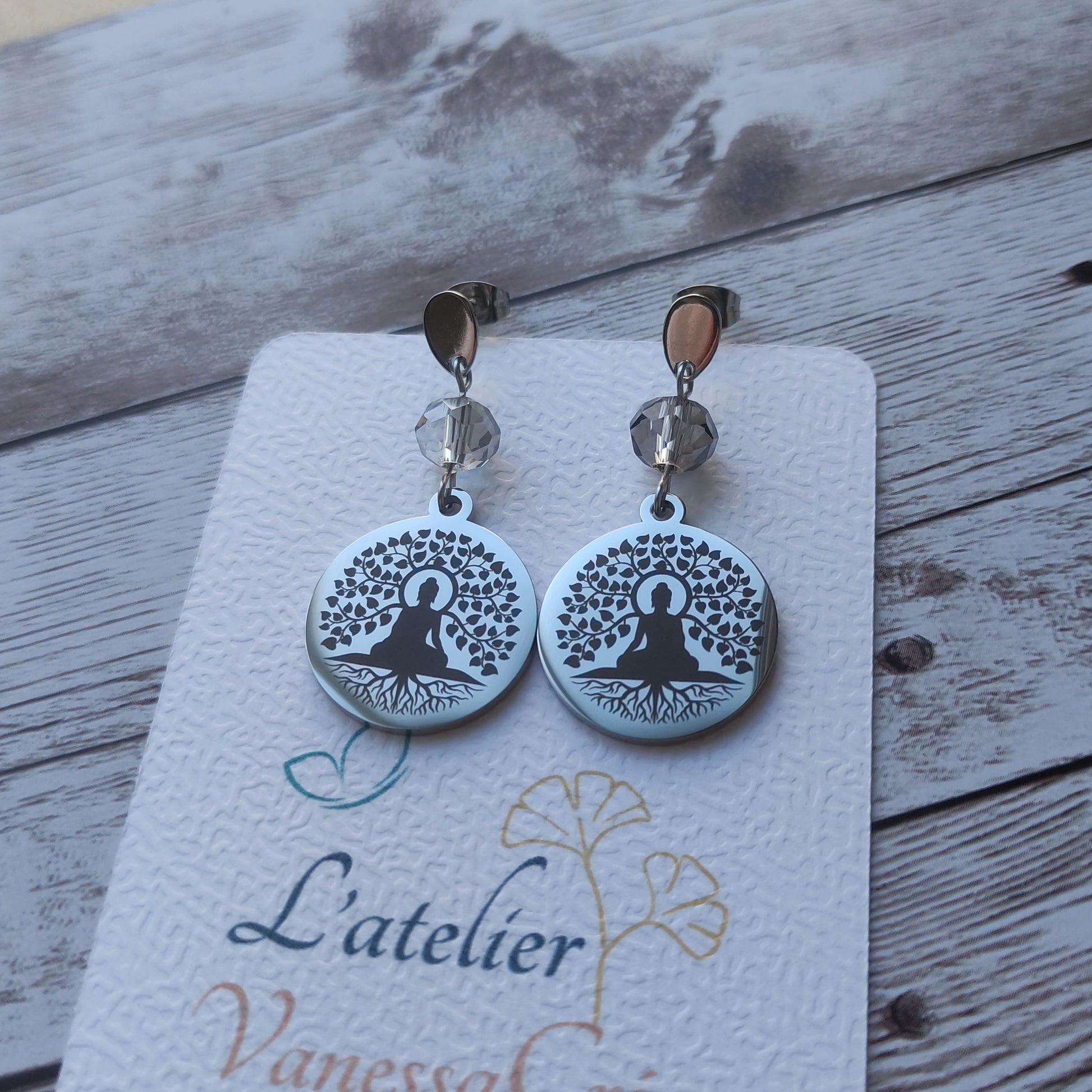 Boucles d'oreilles pendantes Arbre de Vie avec gravure Bouddha, cristal à facettes et acier inoxydable poli miroir.
