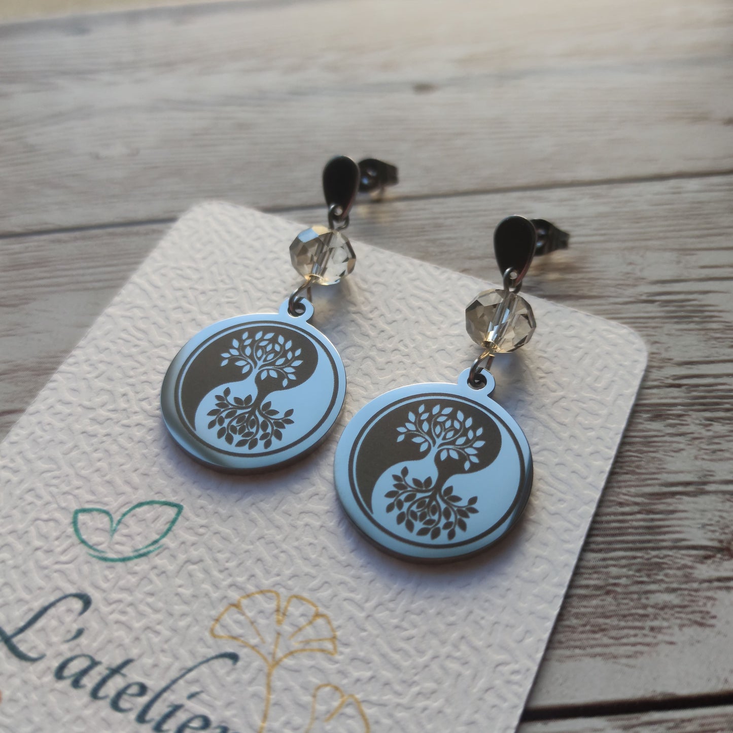 Boucles d'oreilles pendantes en acier inoxydable avec cristal à facettes et médaillon gravé Arbre de Vie Yin Yang.