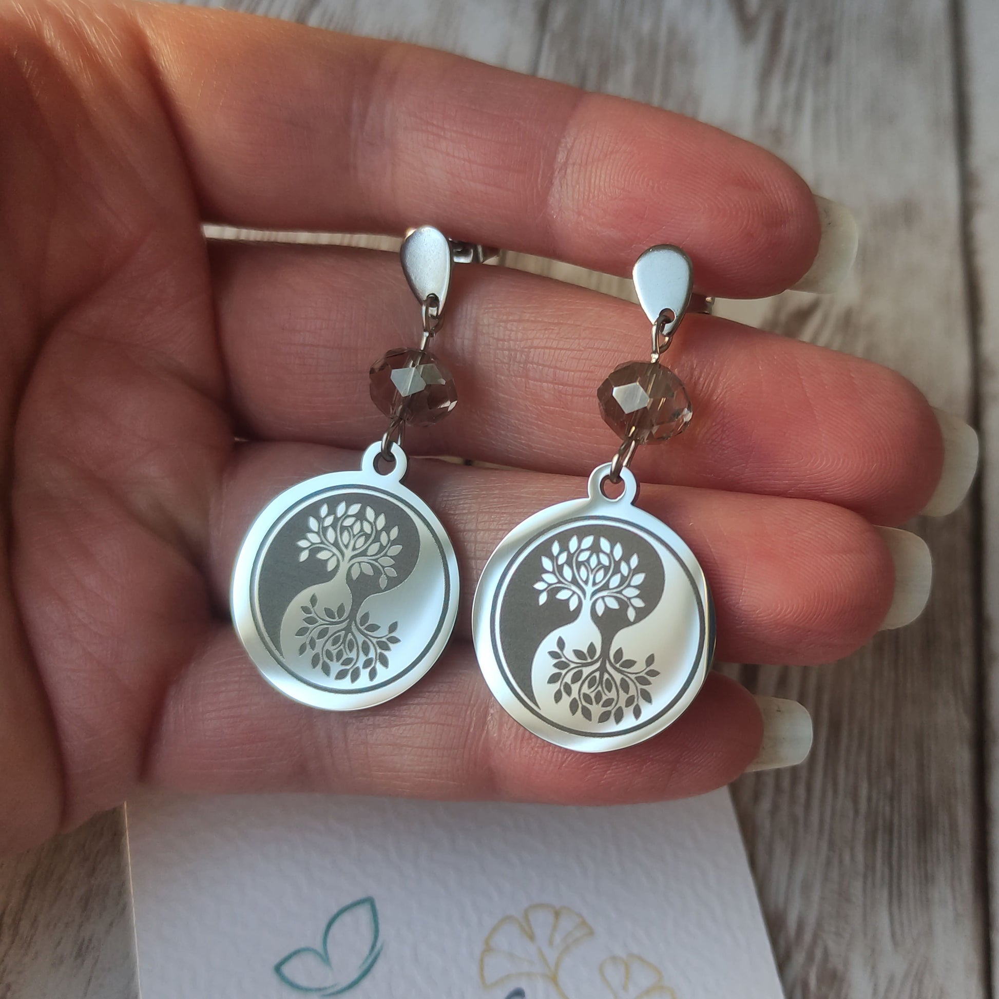 Boucles d'oreilles pendantes en acier inoxydable avec cristal à facettes et médaillon gravé Arbre de Vie Yin Yang.