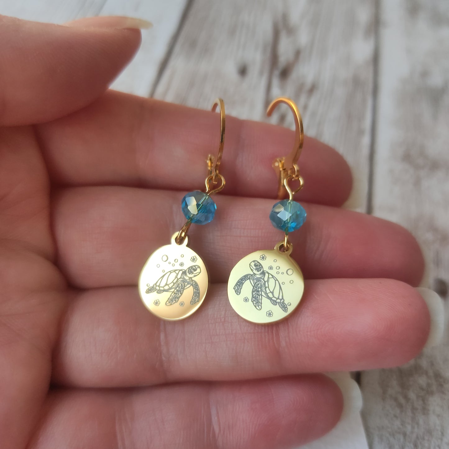 Boucles d'oreilles tortue acier inoxydable avec cristal et gravure laser L'Atelier VanessaCréa