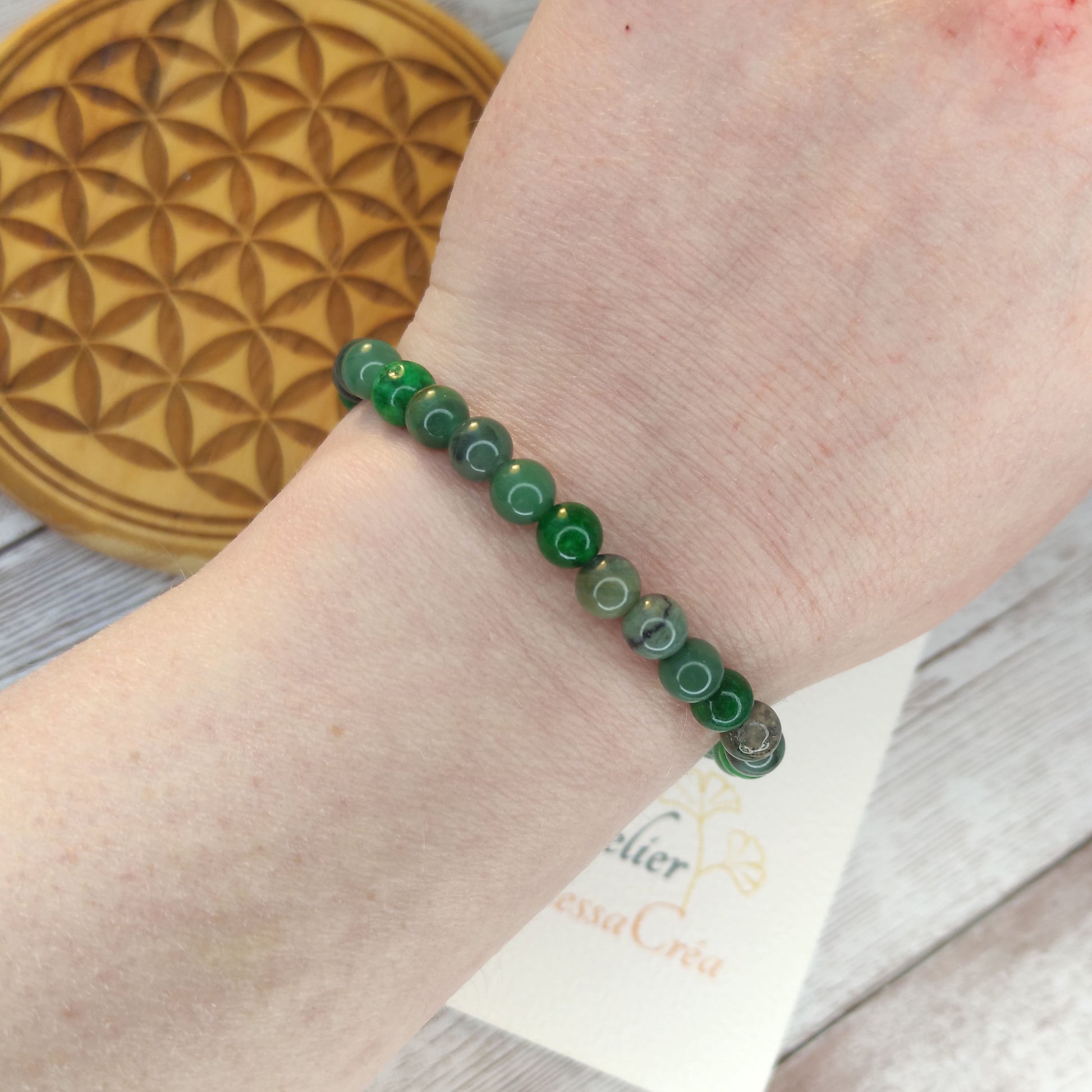 Bracelet en pierres naturelles de Jade Néphrite perles 6mm fabriqué à la main avec intention porté.