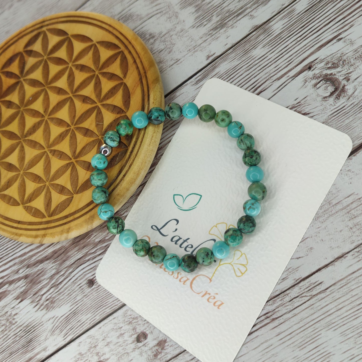 Bracelet artisanal en perles de Turquoise naturelle bleue de 6mm, monté sur fil élastique résistant.