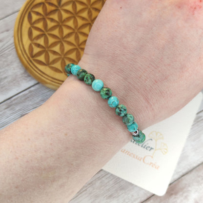Bracelet artisanal porté en perles de Turquoise naturelle bleue de 6mm, monté sur fil élastique résistant.