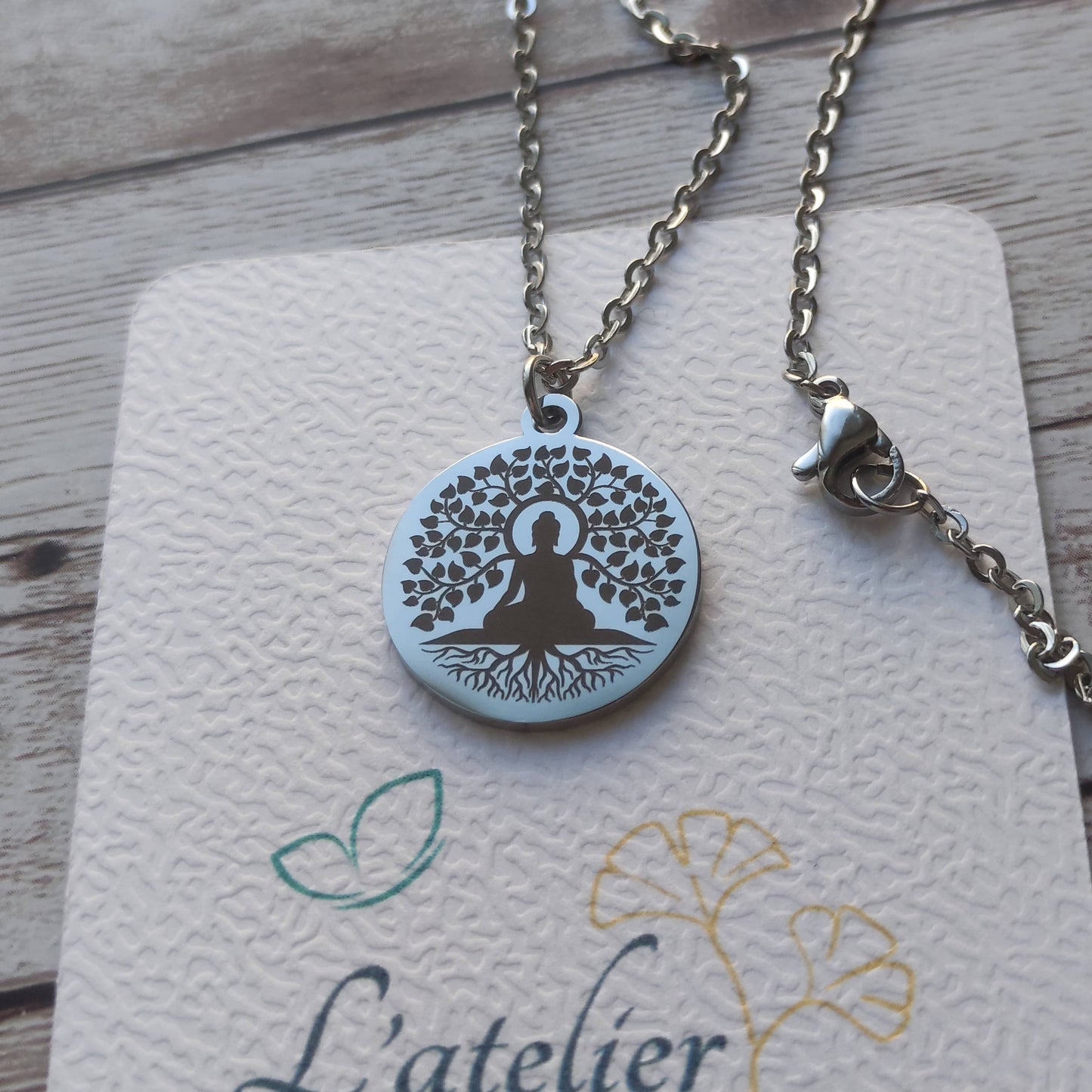 Collier arbre de vie bouddha en acier inoxydable poli miroir avec gravure laser de précision.