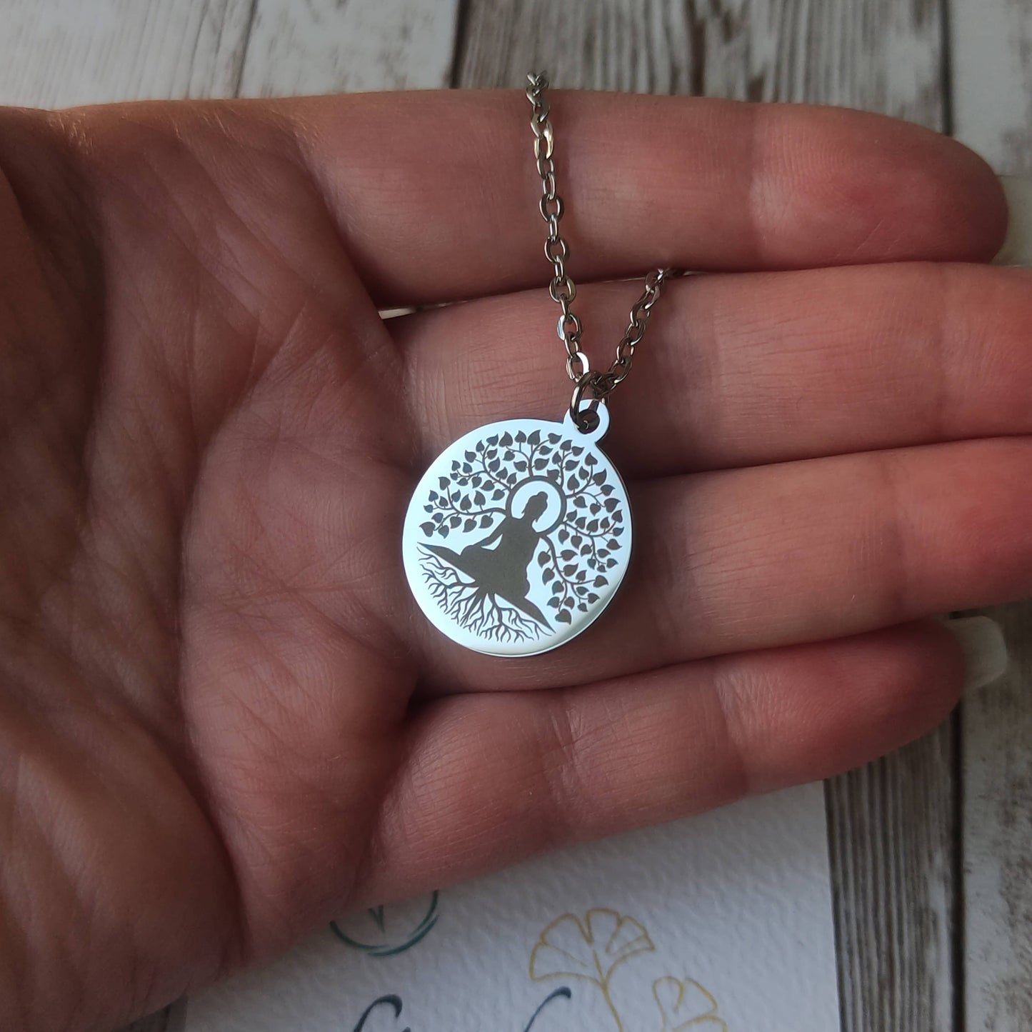 Détail de la gravure bouddha méditant et arbre de vie sur médaille ronde 20mm.