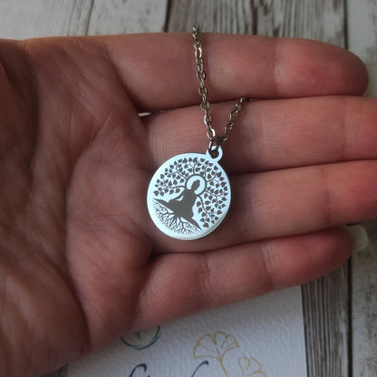 Détail de la gravure bouddha méditant et arbre de vie sur médaille ronde 20mm.