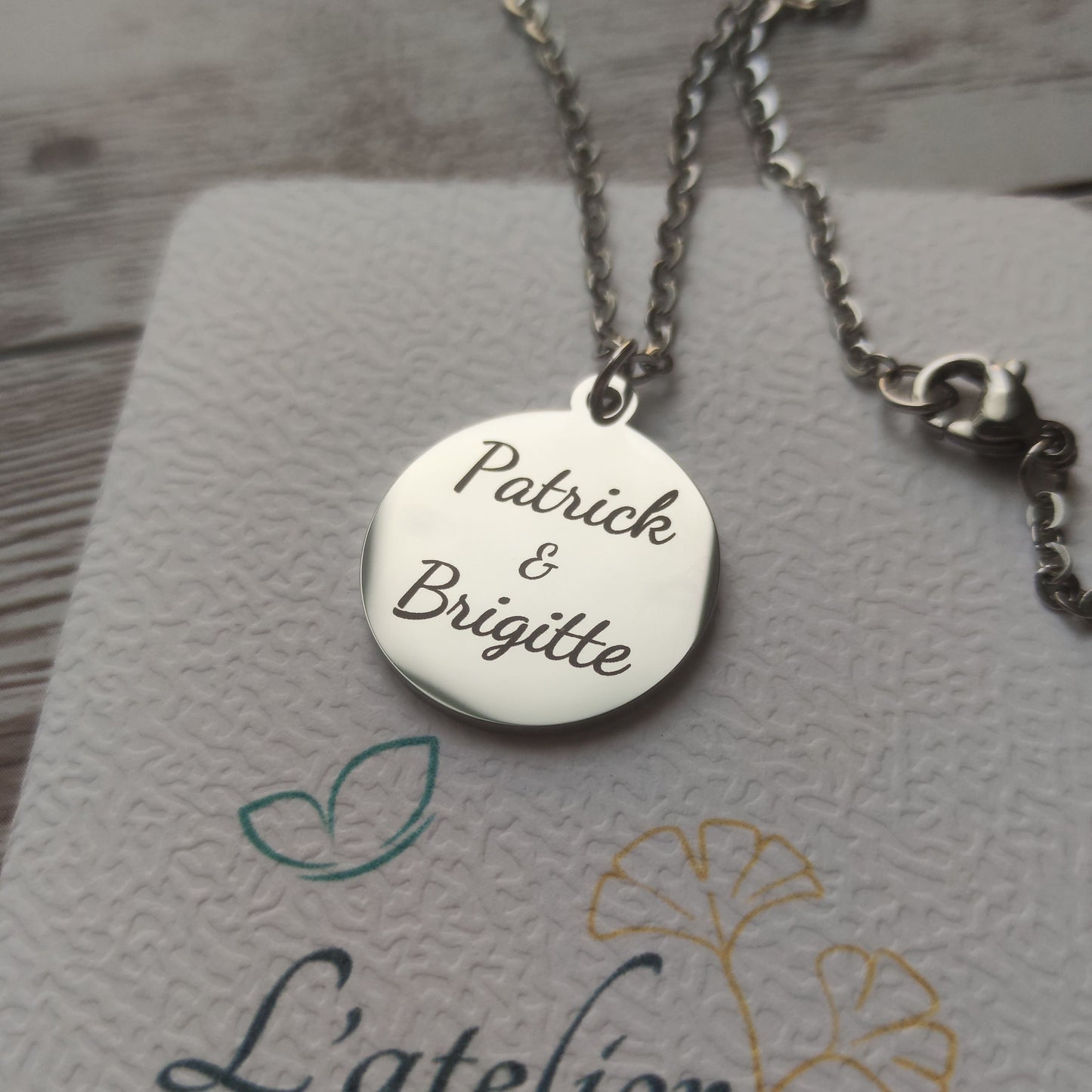 Exemple de gravure texte personnalisé au verso du collier arbre de vie bouddha.