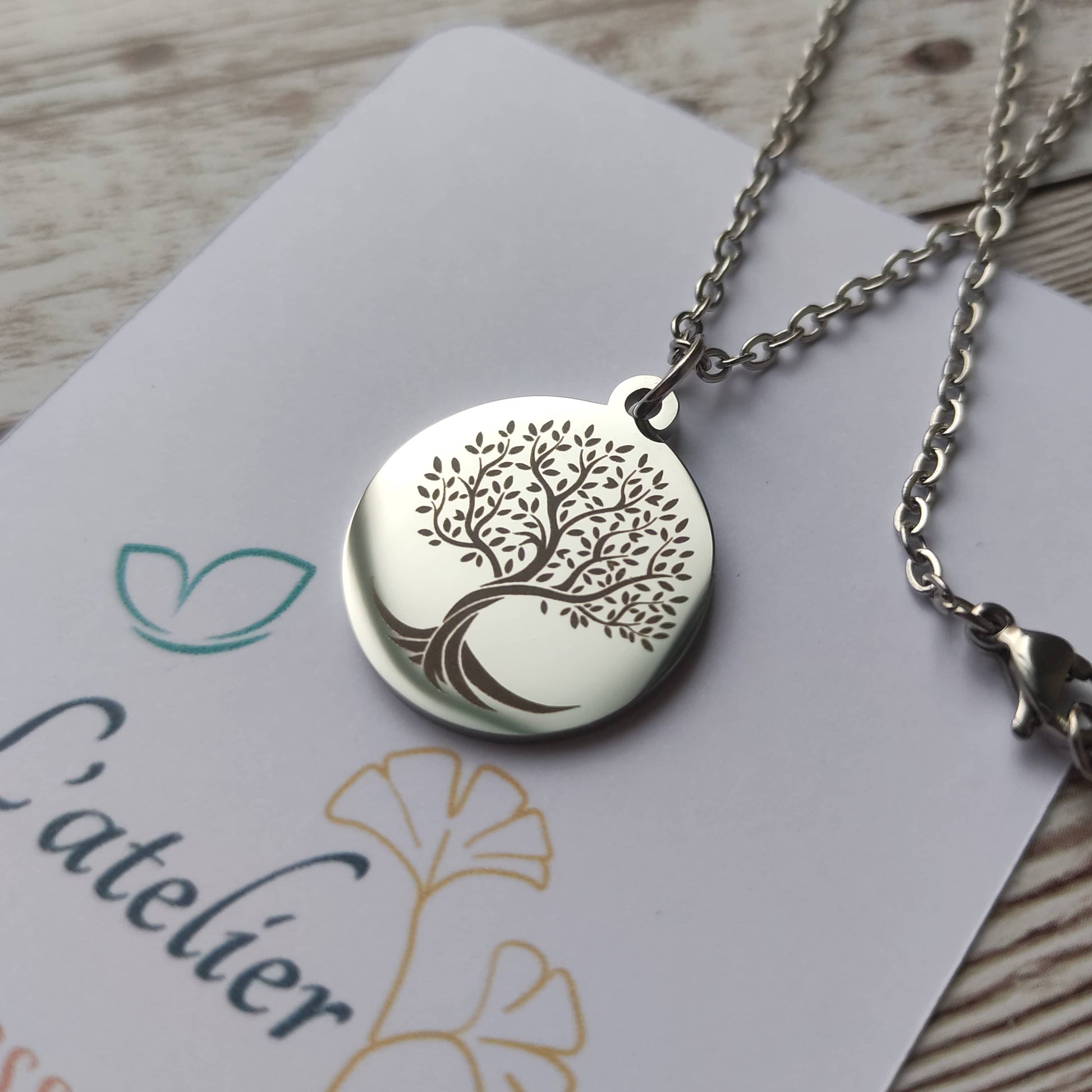 Collier avec pendentif goutte en acier inoxydable argenté poli miroir, gravure de précision motif Arbre de Vie style arabesque.