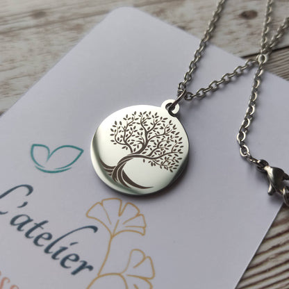 Collier avec pendentif goutte en acier inoxydable argenté poli miroir, gravure de précision motif Arbre de Vie style arabesque.