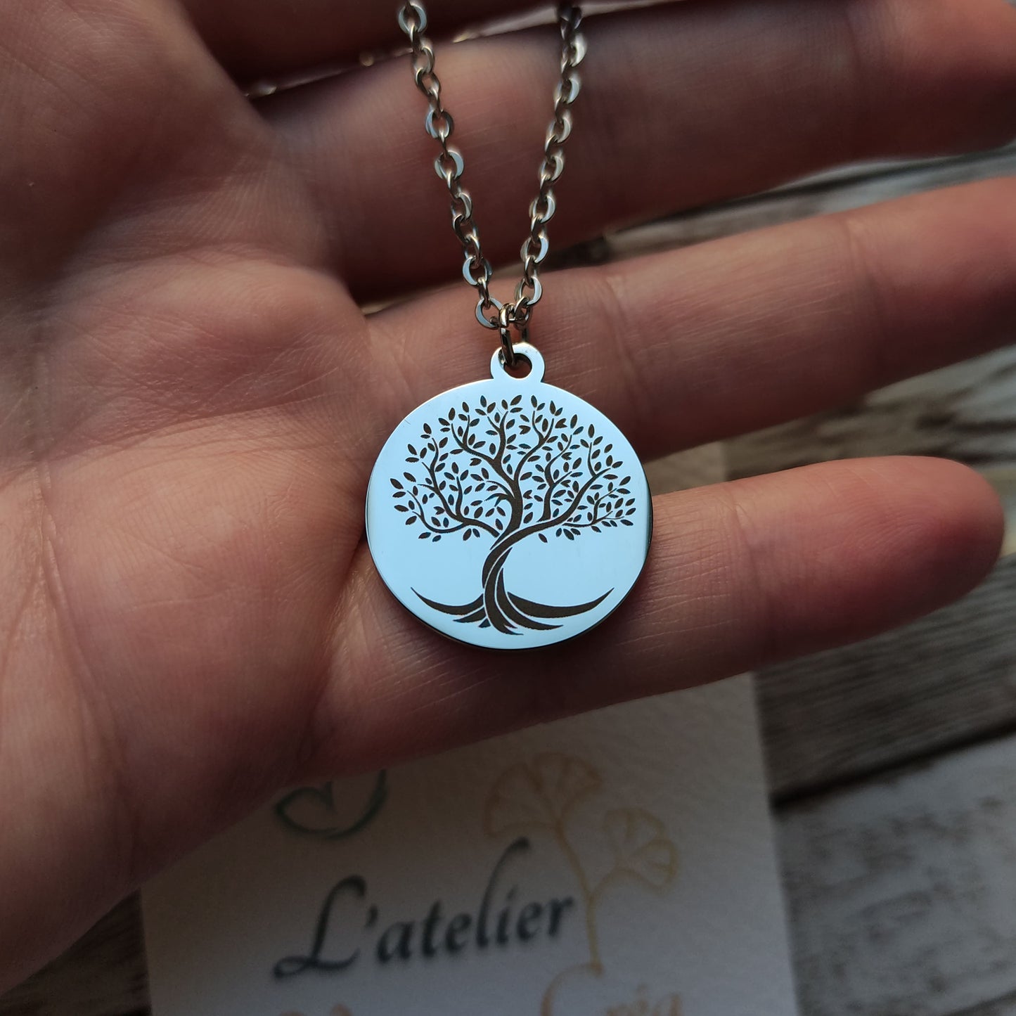 Collier avec pendentif goutte en acier inoxydable argenté poli miroir, gravure de précision motif Arbre de Vie style arabesque.