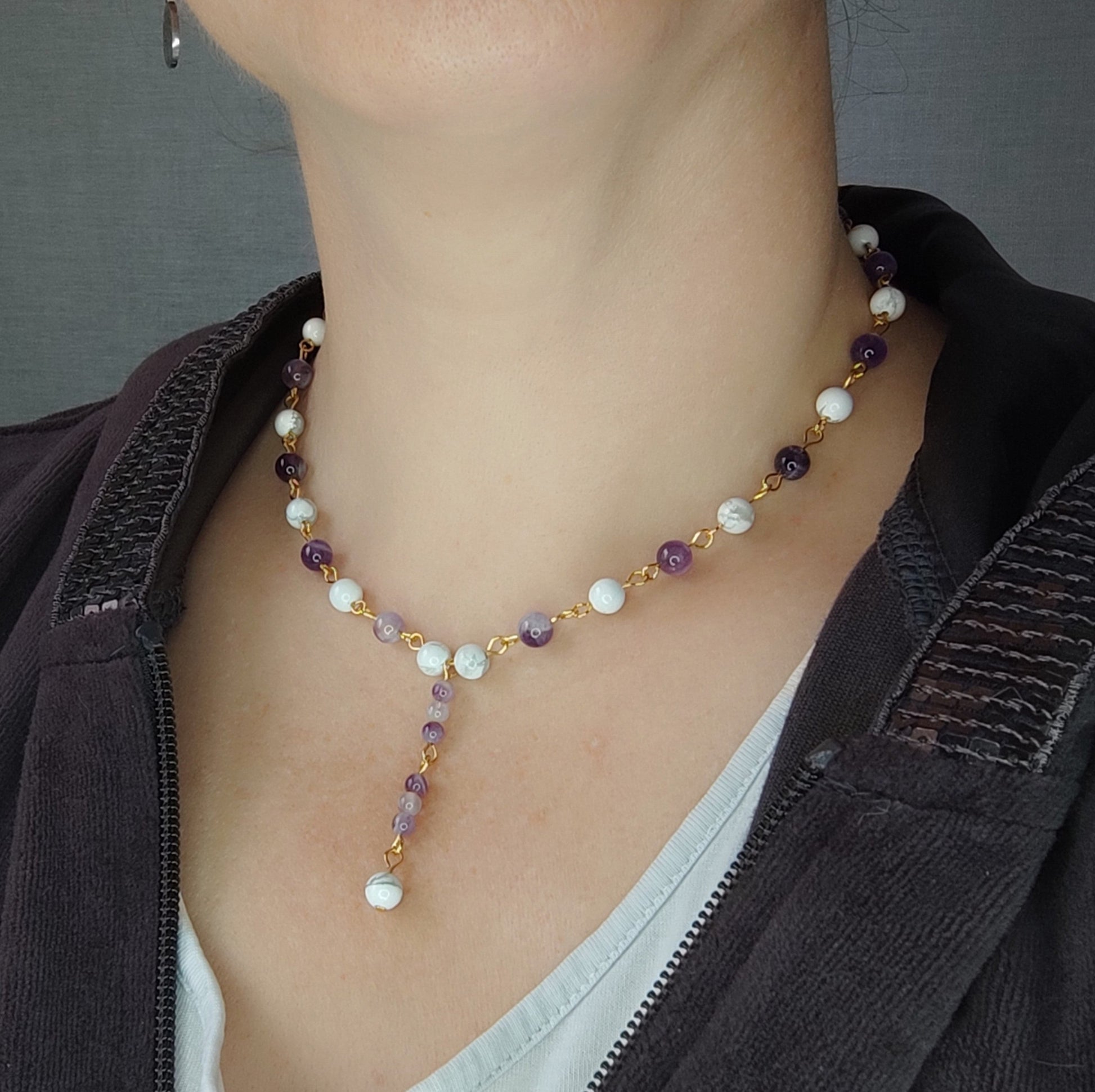 Collier cravate Sérénité & Clarté Mentale – Améthyste et Howlite sur Acier Inoxydable L'Atelier VanessaCréa