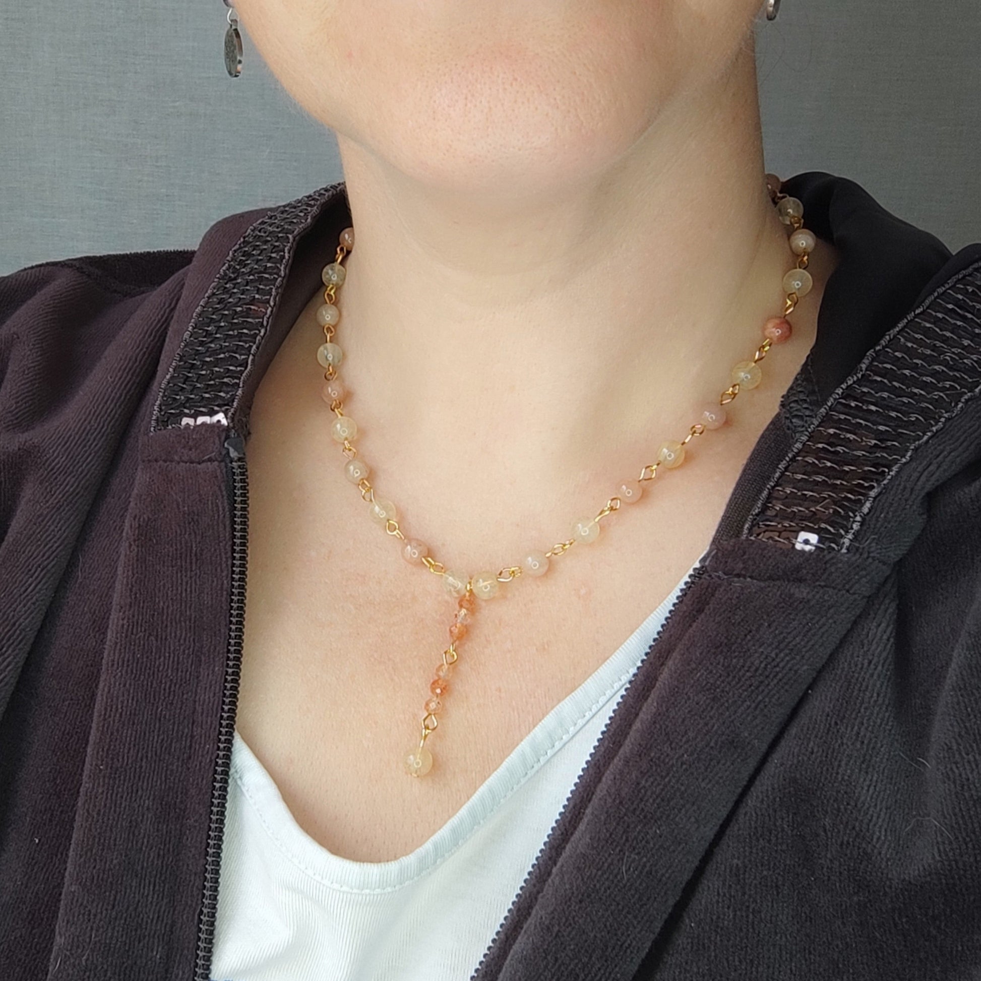 Collier cravate Éclat Solaire – Citrine & Pierre de Soleil | Confection Vibratoire en Acier Inoxydable L'Atelier VanessaCréa