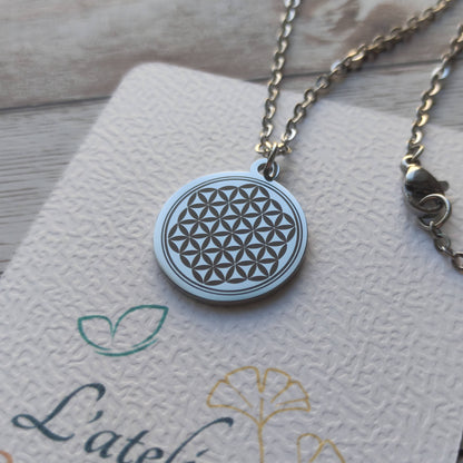 Collier Fleur de Vie personnalisé en acier inoxydable argenté poli miroir avec gravure de précision.