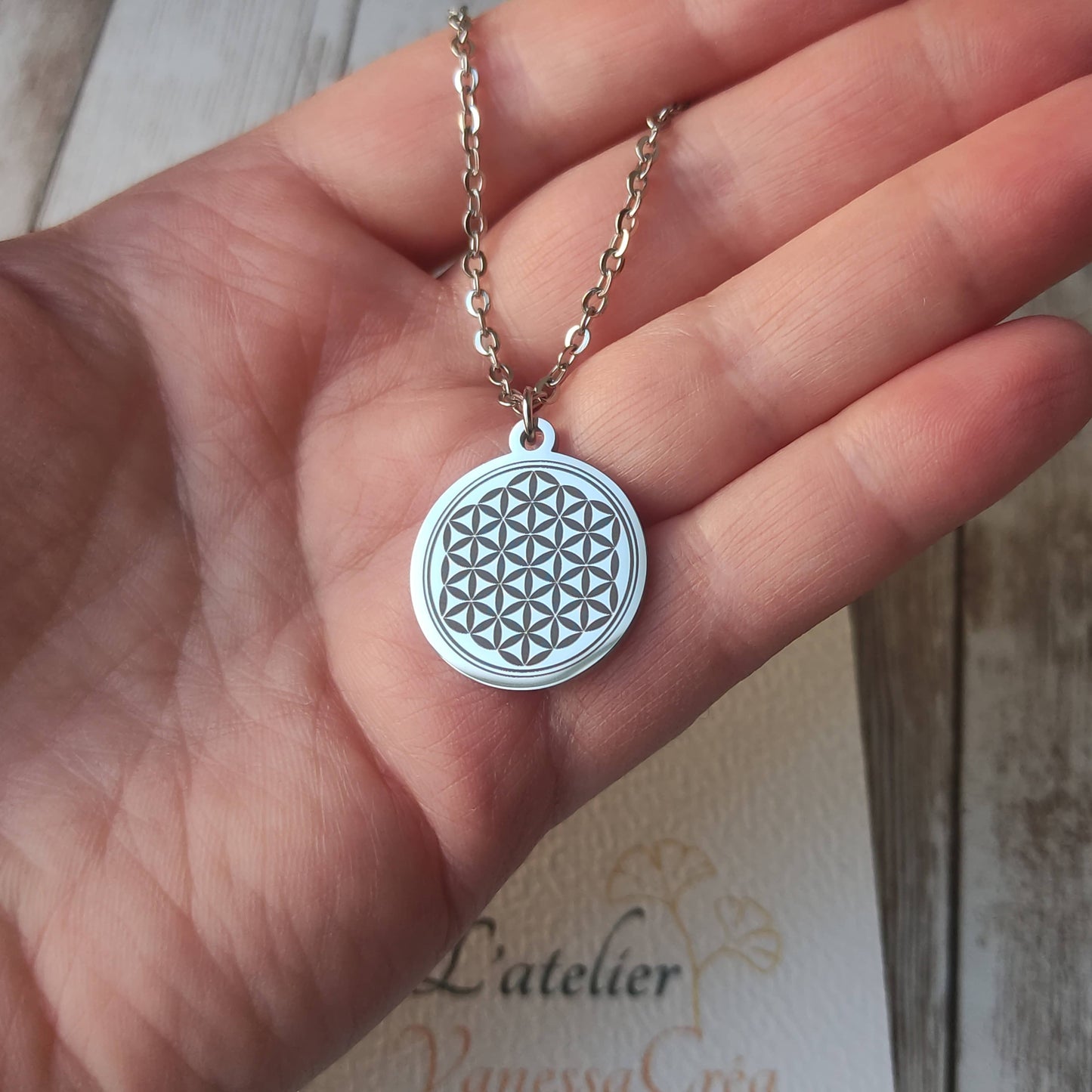 Collier Fleur de Vie personnalisé en acier inoxydable poli miroir avec gravure de précision.