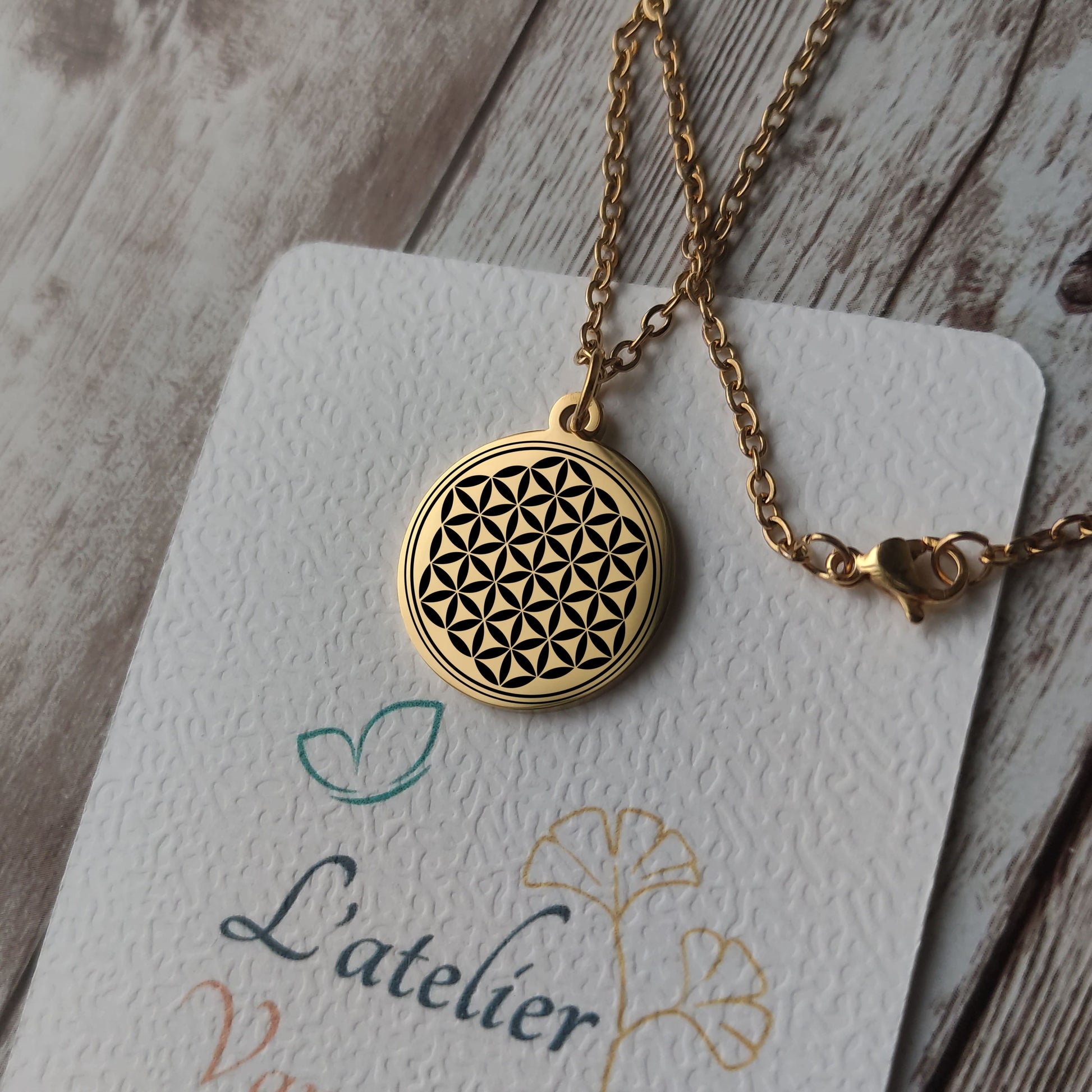 Collier Fleur de Vie personnalisé en acier inoxydable doré poli miroir avec gravure de précision.