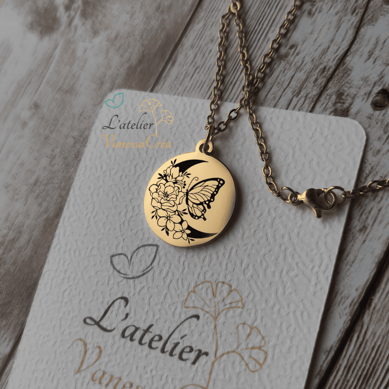 Collier en acier inoxydable doré poli miroir avec gravure laser d'un papillon sur une lune fleurie, pendentif rond 20mm.