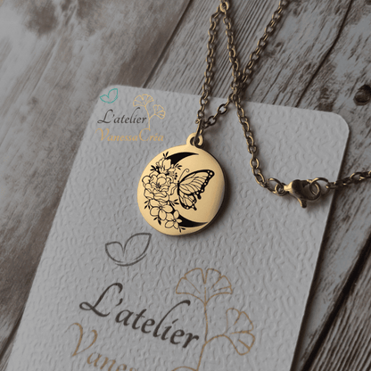 Collier en acier inoxydable doré poli miroir avec gravure laser d'un papillon sur une lune fleurie, pendentif rond 20mm.